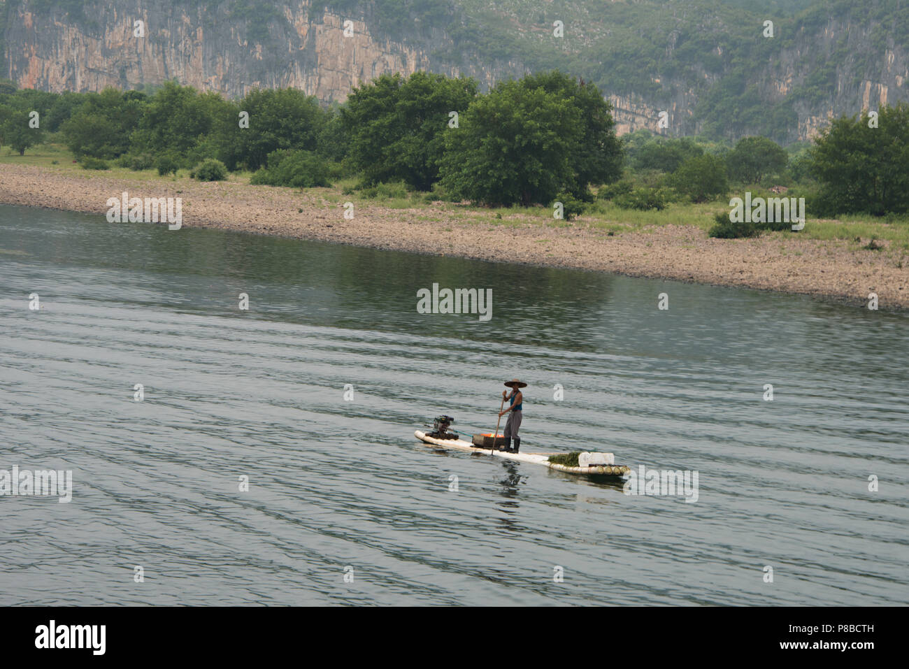 Croisière sur la rivière Li Zhuang du Guangxi en Chine, sur la route de Guilin à Yangshuo. Banque D'Images Croisière sur la rivière Li Zhuang du Guangxi en Chine, sur la route de Guilin à Yangshuo. Banque D'Images