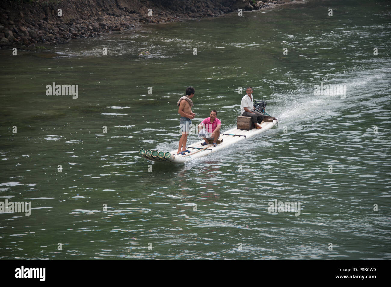 Un raftstyle bateau sur la rivière Li Zhuang du Guangxi en Chine, sur la route de Guilin à Yangshuo. Banque D'Images Un raftstyle bateau sur la rivière Li Zhuang du Guangxi en Chine, sur la route de Guilin à Yangshuo. Banque D'Images