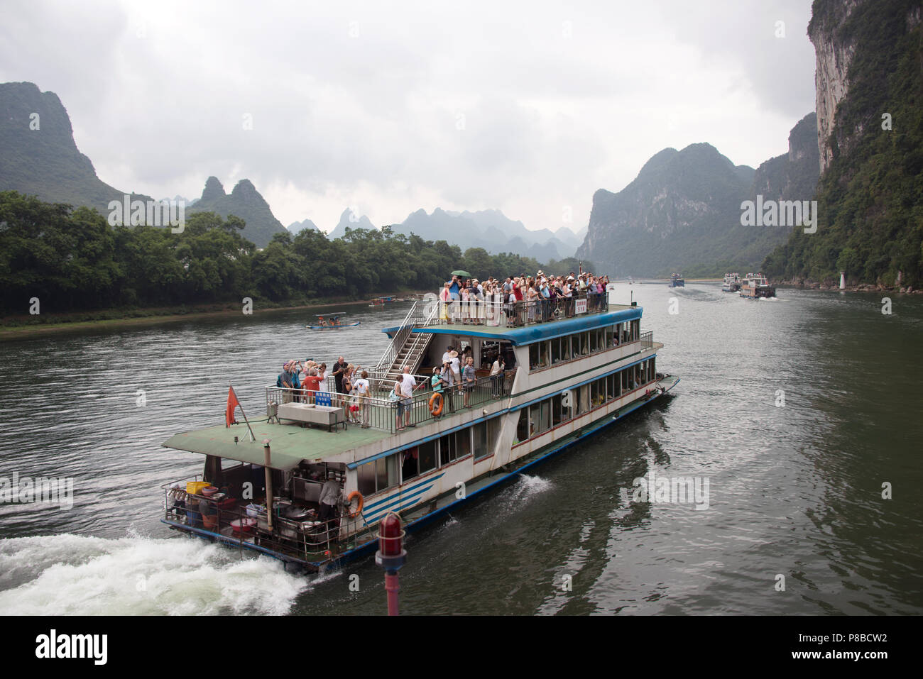 Bateaux de rivière sur la rivière Li Zhuang du Guangxi en Chine, sur la route de Guilin à Yangshuo. Banque D'Images Bateaux de rivière sur la rivière Li Zhuang du Guangxi en Chine, sur la route de Guilin à Yangshuo. Banque D'Images