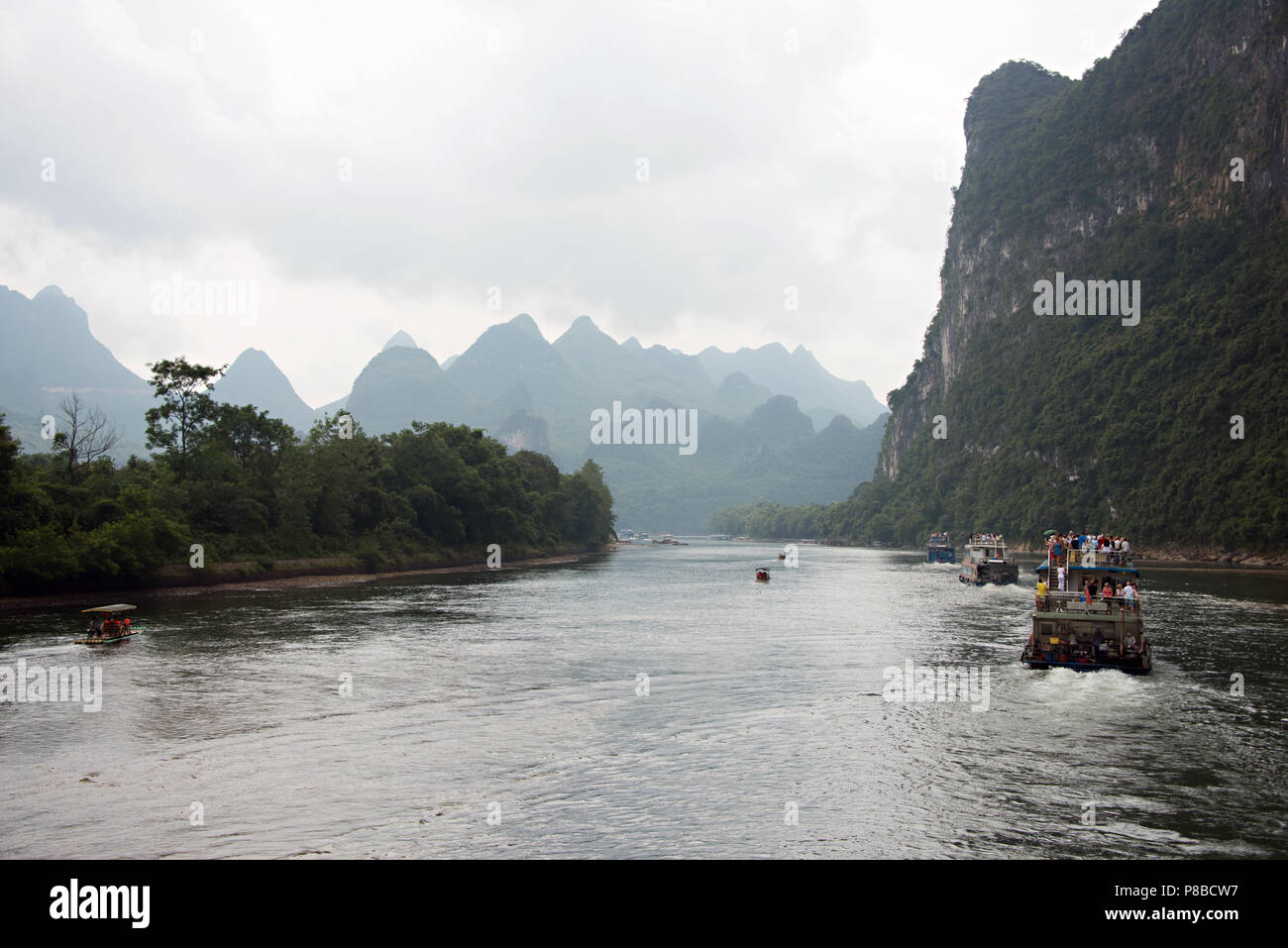 Croisière sur la rivière Li Zhuang du Guangxi en Chine, sur la route de Guilin à Yangshuo. Banque D'Images Croisière sur la rivière Li Zhuang du Guangxi en Chine, sur la route de Guilin à Yangshuo. Banque D'Images