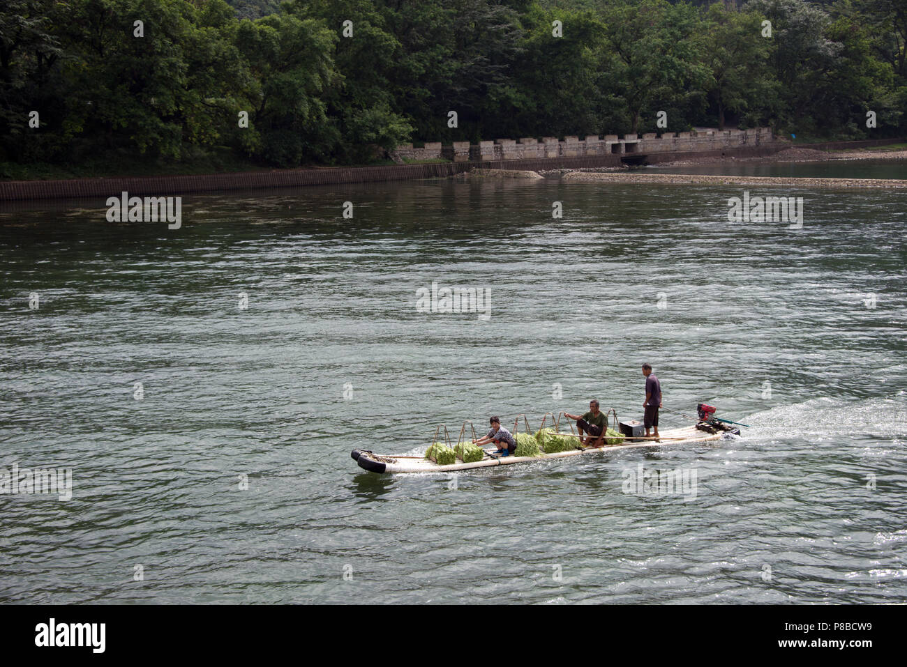 Croisière sur la rivière Li Zhuang du Guangxi en Chine, sur la route de Guilin à Yangshuo. Banque D'Images Croisière sur la rivière Li Zhuang du Guangxi en Chine, sur la route de Guilin à Yangshuo. Banque D'Images