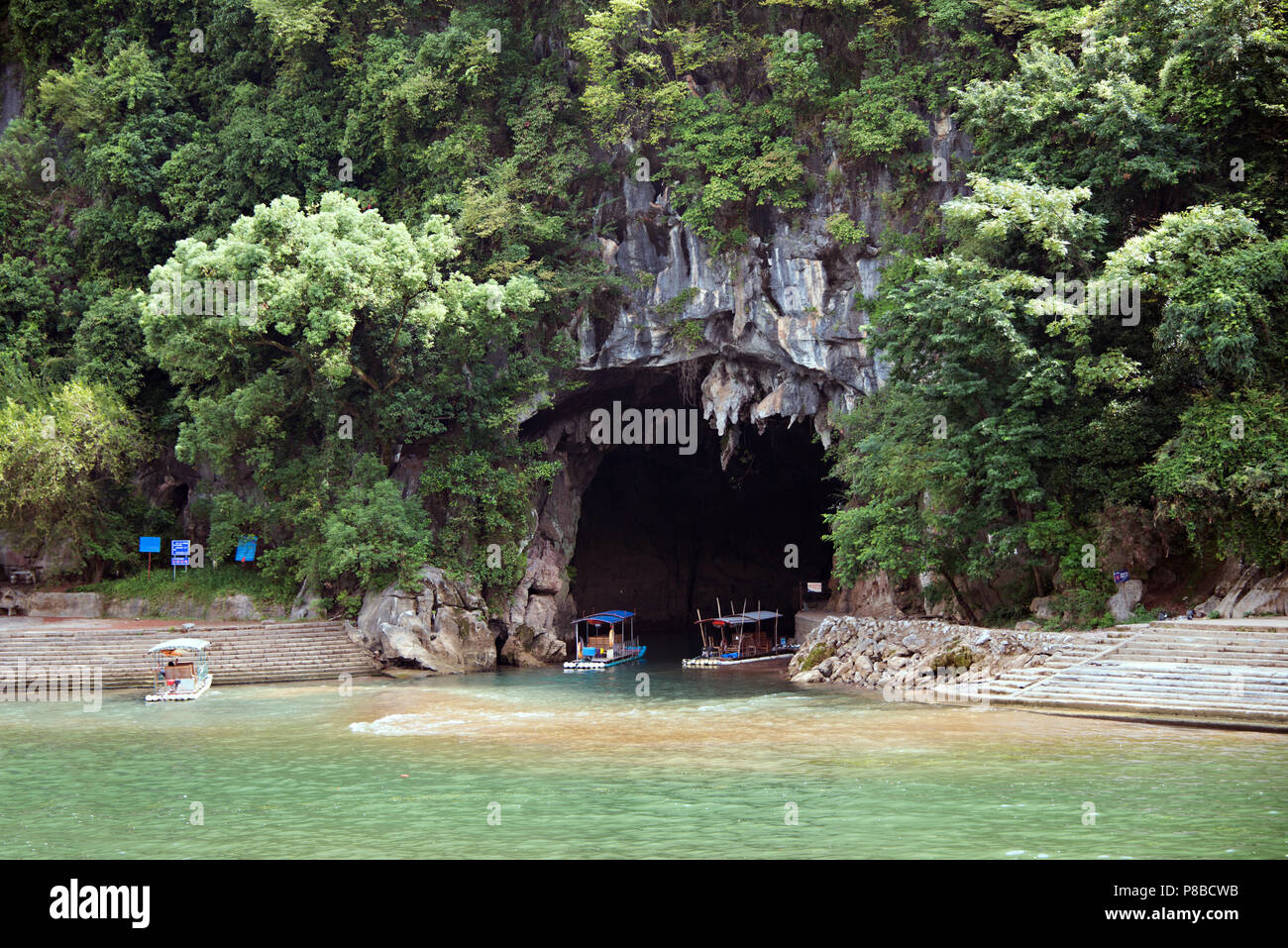 Entrée d'une grotte sur la rivière Li Zhuang du Guangxi en Chine, sur la route de Guilin à Yangshuo. Banque D'Images Entrée d'une grotte sur la rivière Li Zhuang du Guangxi en Chine, sur la route de Guilin à Yangshuo. Banque D'Images