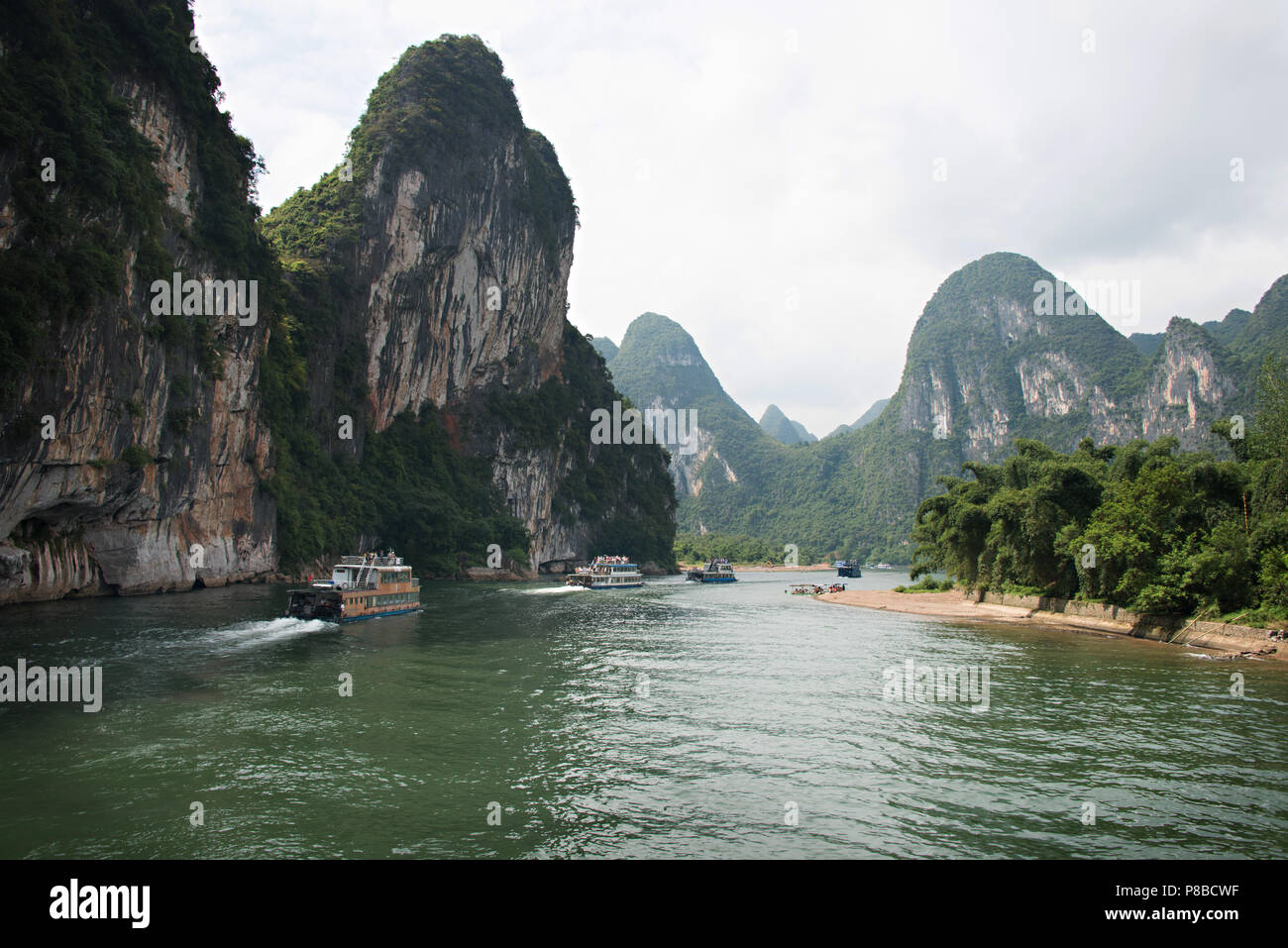 Bateaux de rivière sur la rivière Li Zhuang du Guangxi en Chine, sur la route de Guilin à Yangshuo. Banque D'Images Bateaux de rivière sur la rivière Li Zhuang du Guangxi en Chine, sur la route de Guilin à Yangshuo. Banque D'Images