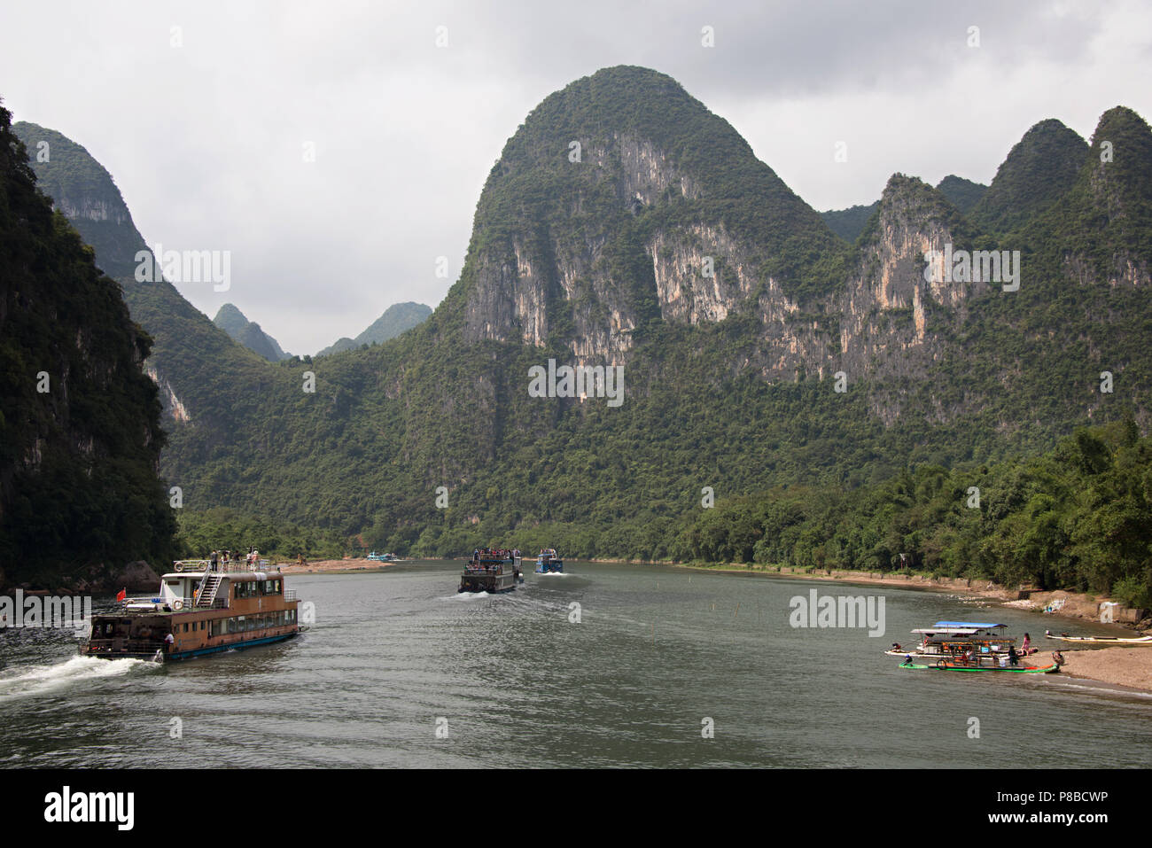 Bateaux de rivière sur la rivière Li Zhuang du Guangxi en Chine, sur la route de Guilin à Yangshuo. Banque D'Images Bateaux de rivière sur la rivière Li Zhuang du Guangxi en Chine, sur la route de Guilin à Yangshuo. Banque D'Images