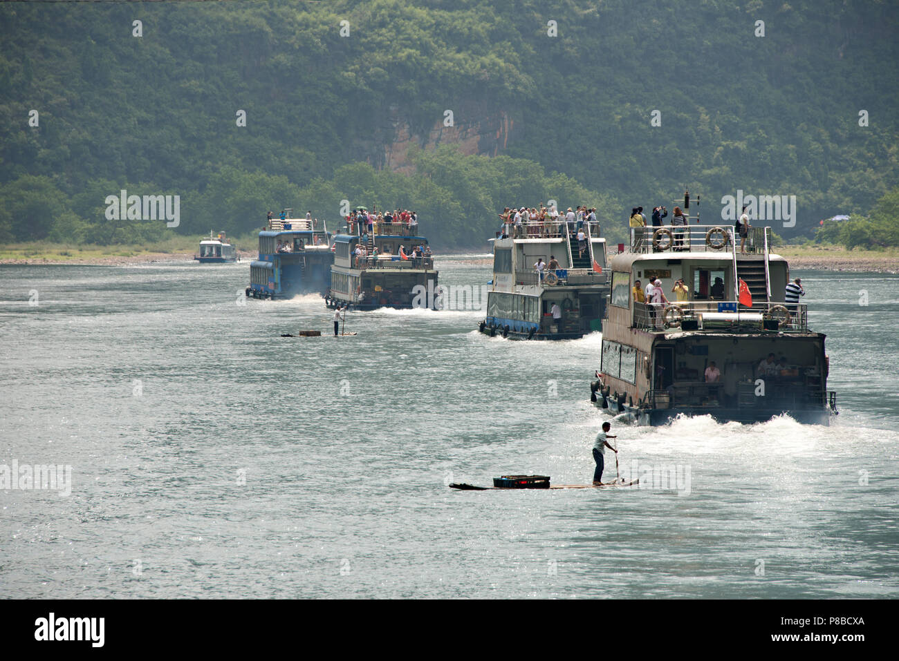Bateaux de rivière sur la rivière Li Zhuang du Guangxi en Chine, sur la route de Guilin à Yangshuo. Banque D'Images Bateaux de rivière sur la rivière Li Zhuang du Guangxi en Chine, sur la route de Guilin à Yangshuo. Banque D'Images