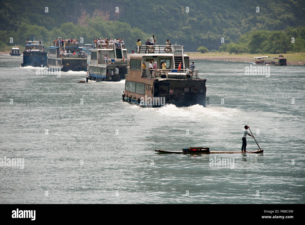 Bateaux de rivière sur la rivière Li Zhuang du Guangxi en Chine, sur la route de Guilin à Yangshuo. Banque D'Images Bateaux de rivière sur la rivière Li Zhuang du Guangxi en Chine, sur la route de Guilin à Yangshuo. Banque D'Images
