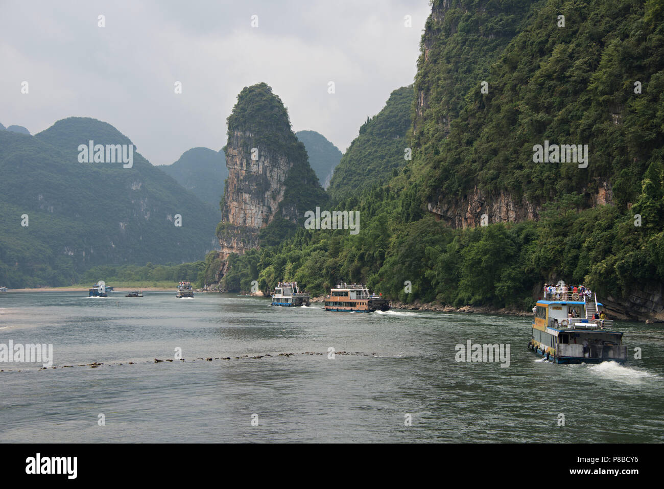 Croisière sur la rivière Li Zhuang du Guangxi en Chine, sur la route de Guilin à Yangshuo. Banque D'Images Croisière sur la rivière Li Zhuang du Guangxi en Chine, sur la route de Guilin à Yangshuo. Banque D'Images