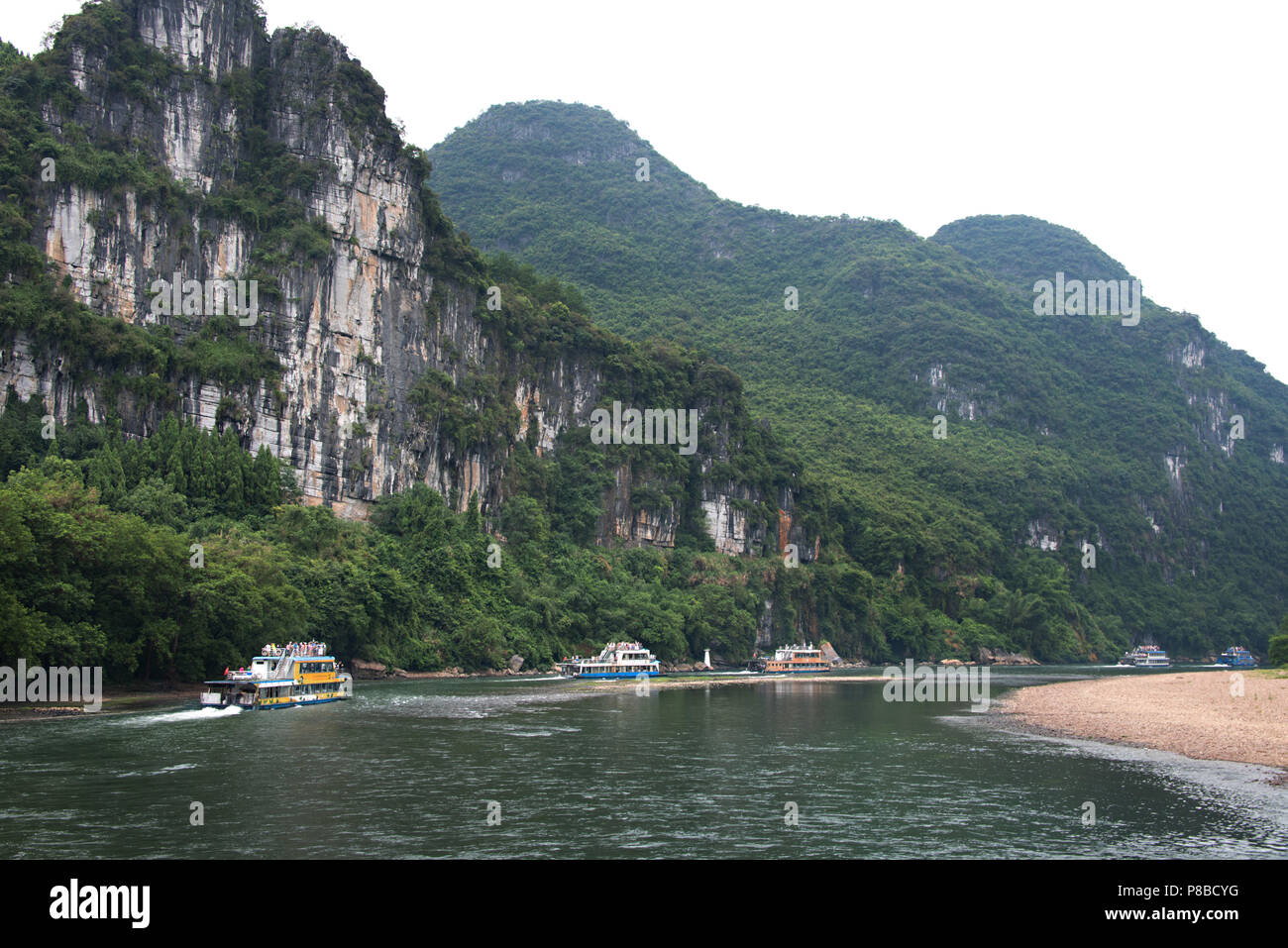 Bateaux de rivière sur la rivière Li Zhuang du Guangxi en Chine, sur la route de Guilin à Yangshuo. Banque D'Images Bateaux de rivière sur la rivière Li Zhuang du Guangxi en Chine, sur la route de Guilin à Yangshuo. Banque D'Images