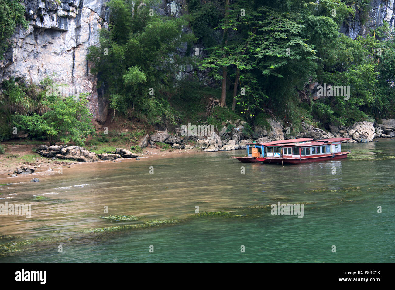 Un radeau maison bateau sur la rivière Li Zhuang du Guangxi en Chine, sur la route de Guilin à Yangshuo. Banque D'Images Un radeau maison bateau sur la rivière Li Zhuang du Guangxi en Chine, sur la route de Guilin à Yangshuo. Banque D'Images