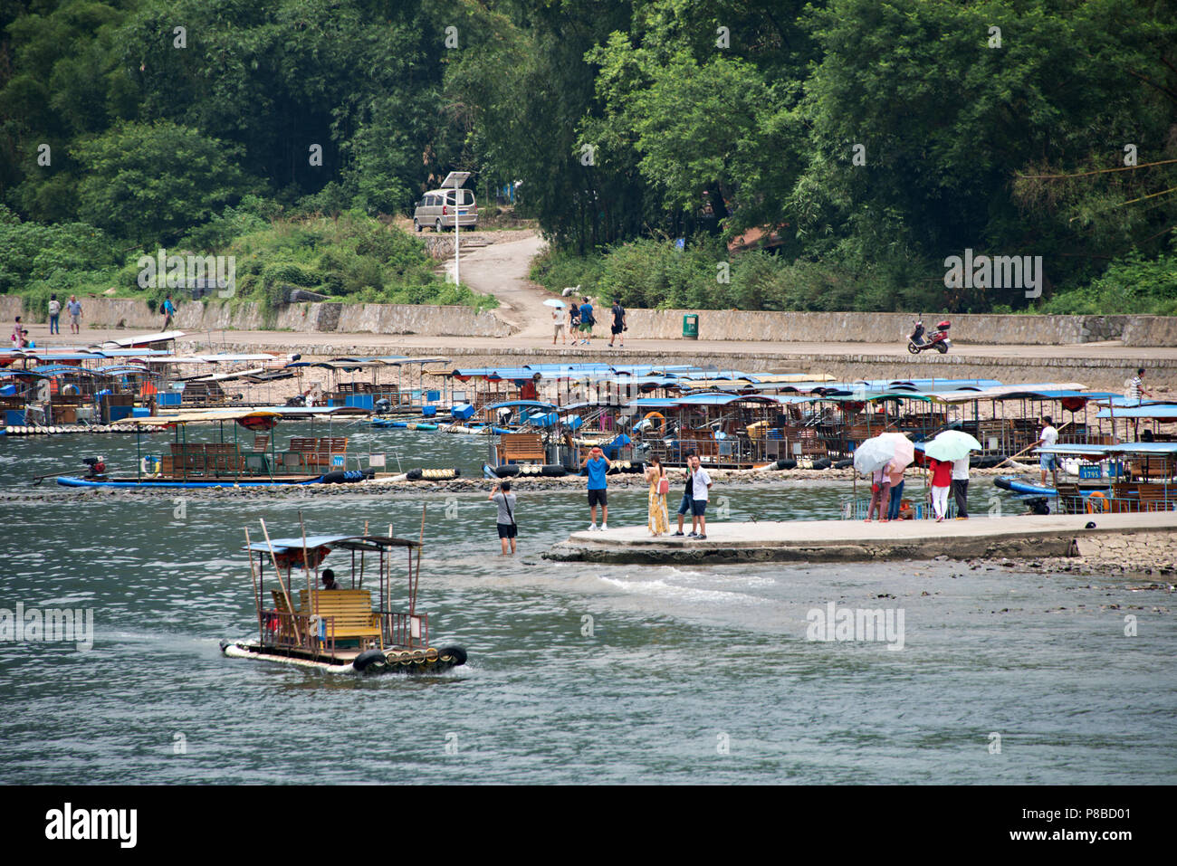 Vous pourrez louer des bateaux radeau sur la rivière Li Zhuang du Guangxi en Chine, sur la route de Guilin à Yangshuo. Banque D'Images Vous pourrez louer des bateaux radeau sur la rivière Li Zhuang du Guangxi en Chine, sur la route de Guilin à Yangshuo. Banque D'Images