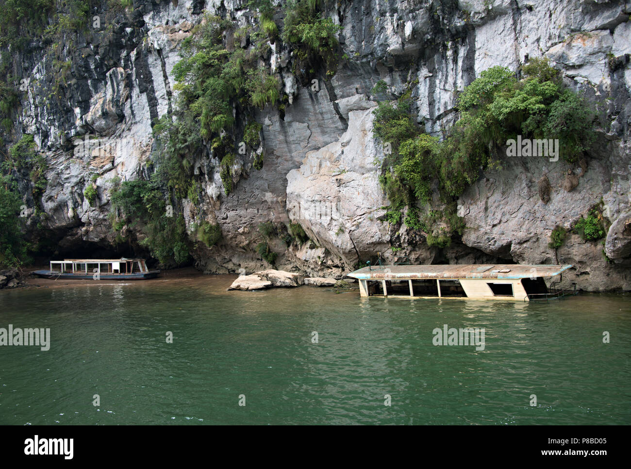 Un vieux bateau coulé sur la rivière Li Zhuang du Guangxi en Chine, sur la route de Guilin à Yangshuo. Banque D'Images Un vieux bateau coulé sur la rivière Li Zhuang du Guangxi en Chine, sur la route de Guilin à Yangshuo. Banque D'Images