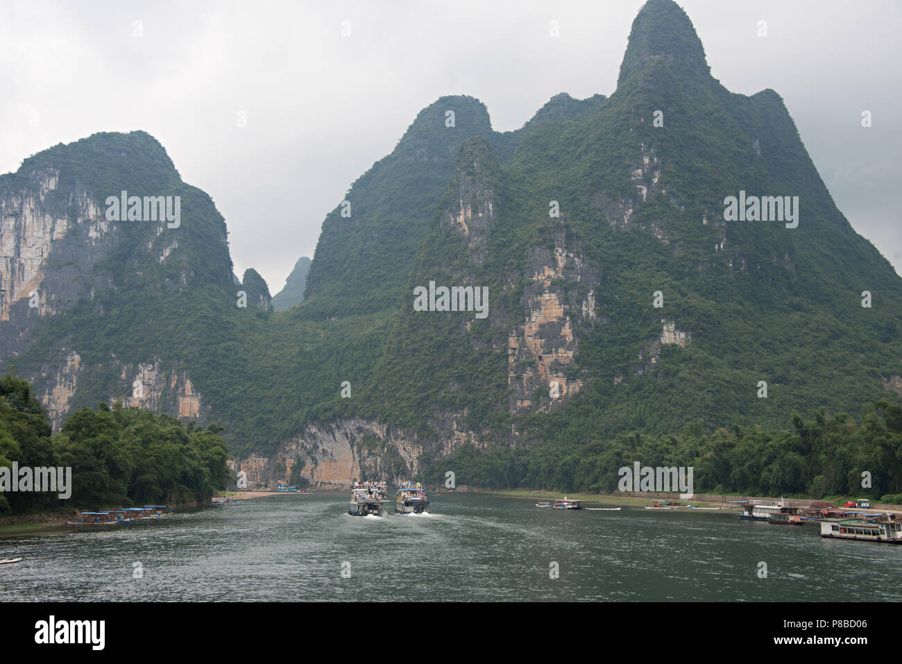 Croisière sur la rivière Li Zhuang du Guangxi en Chine, sur la route de Guilin à Yangshuo. Banque D'Images Croisière sur la rivière Li Zhuang du Guangxi en Chine, sur la route de Guilin à Yangshuo. Banque D'Images