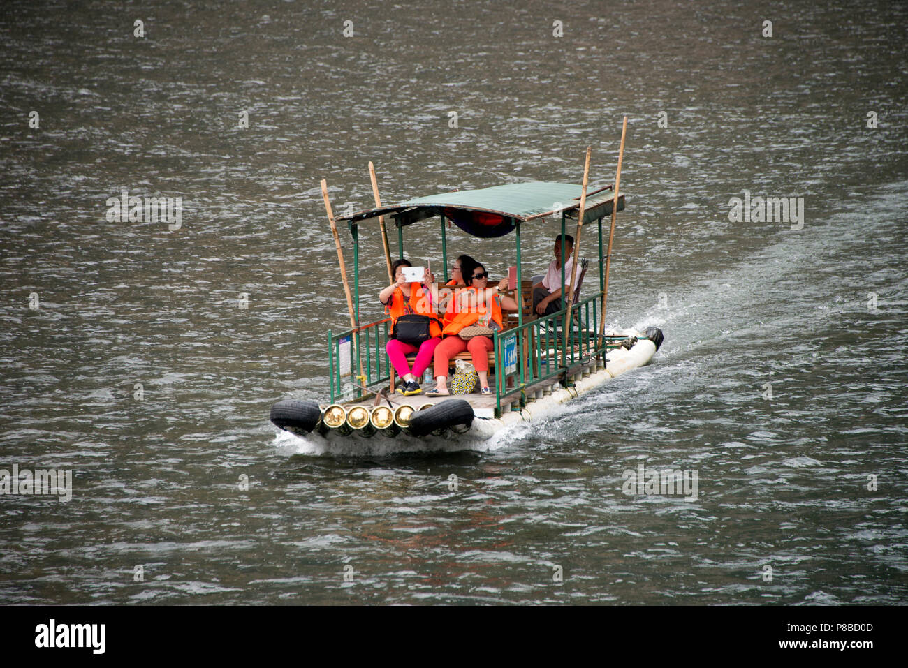 Un radeau sur la rivière Li Zhuang du Guangxi en Chine, sur la route de Guilin à Yangshuo. Banque D'Images Un radeau sur la rivière Li Zhuang du Guangxi en Chine, sur la route de Guilin à Yangshuo. Banque D'Images