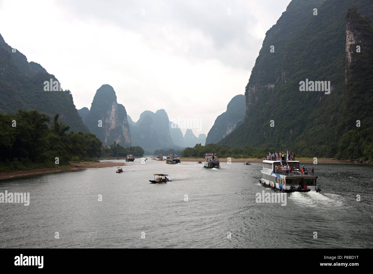 Bateaux de rivière sur la rivière Li Zhuang du Guangxi en Chine, sur la route de Guilin à Yangshuo. Banque D'Images Bateaux de rivière sur la rivière Li Zhuang du Guangxi en Chine, sur la route de Guilin à Yangshuo. Banque D'Images