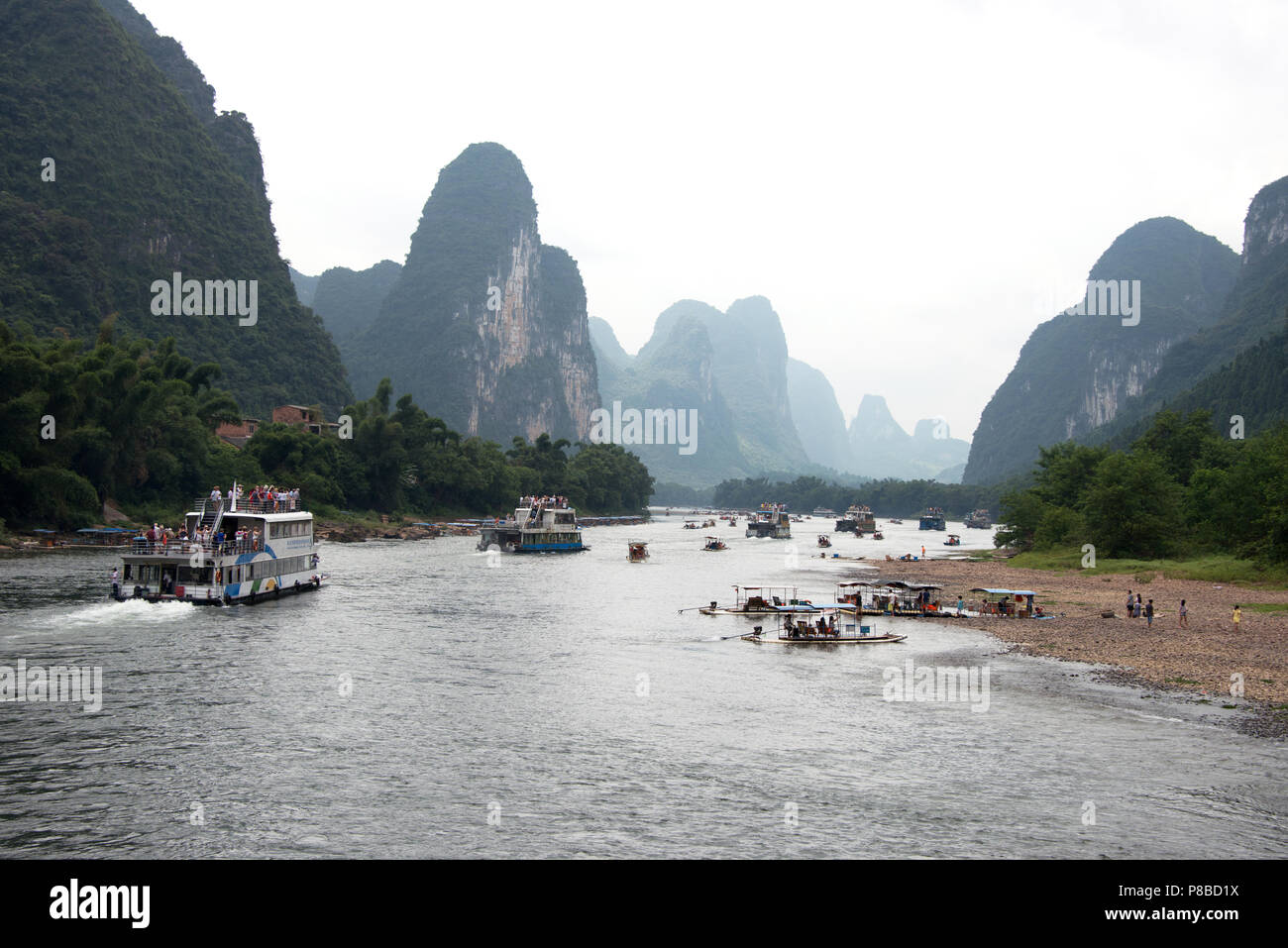 Bateaux de rivière et de radeaux sur la rivière Li Zhuang du Guangxi en Chine, sur la route de Guilin à Yangshuo. Banque D'Images Bateaux de rivière et de radeaux sur la rivière Li Zhuang du Guangxi en Chine, sur la route de Guilin à Yangshuo. Banque D'Images