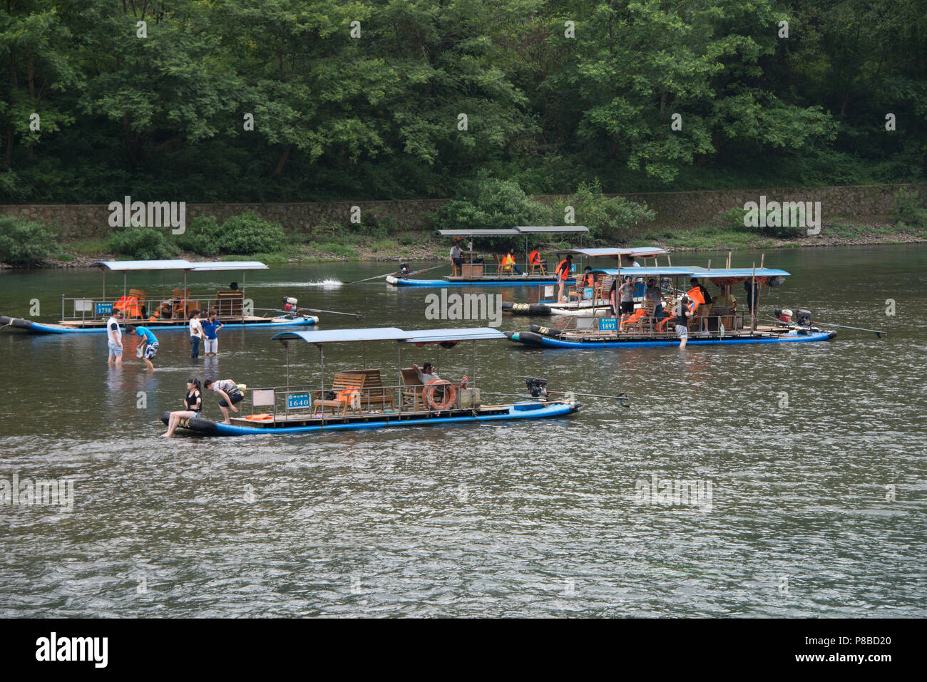 Bateaux radeau sur la rivière Li Zhuang du Guangxi en Chine, sur la route de Guilin à Yangshuo. Banque D'Images Bateaux radeau sur la rivière Li Zhuang du Guangxi en Chine, sur la route de Guilin à Yangshuo. Banque D'Images