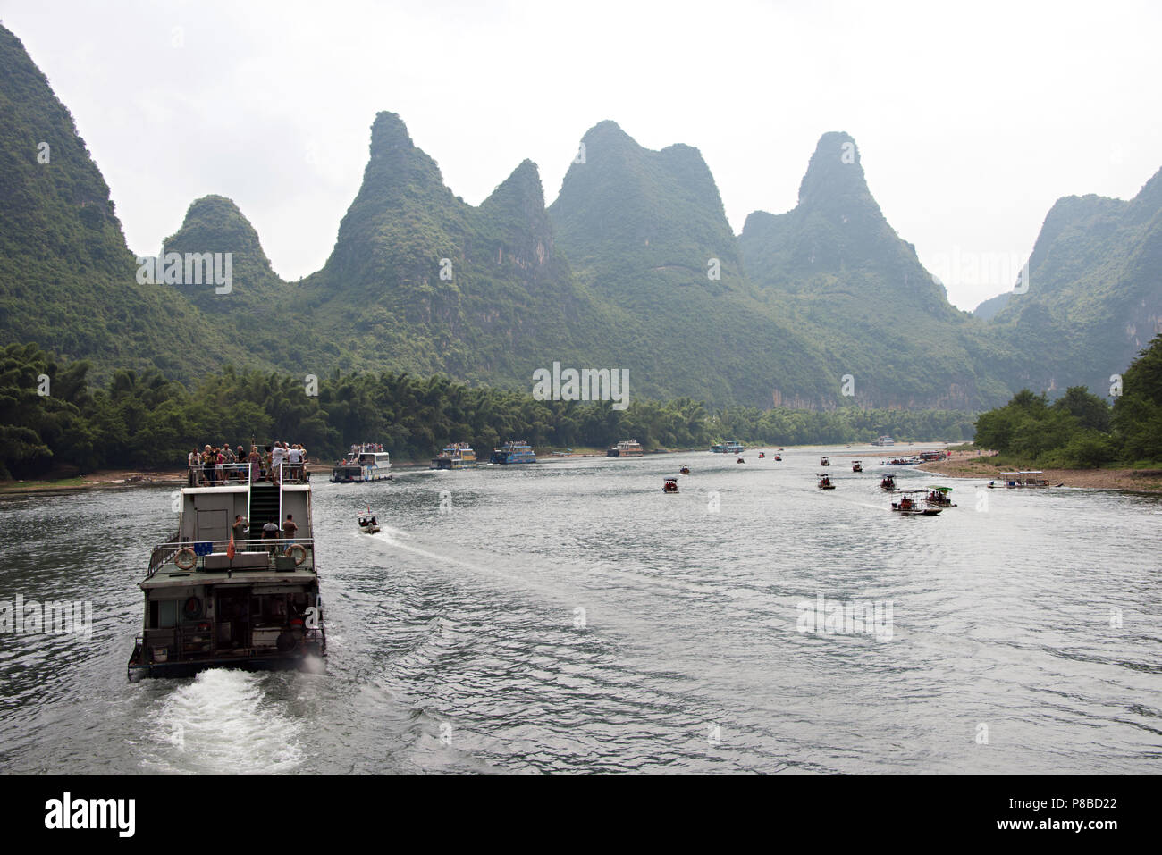 Bateaux de rivière sur la rivière Li Zhuang du Guangxi en Chine, sur la route de Guilin à Yangshuo. Banque D'Images Bateaux de rivière sur la rivière Li Zhuang du Guangxi en Chine, sur la route de Guilin à Yangshuo. Banque D'Images