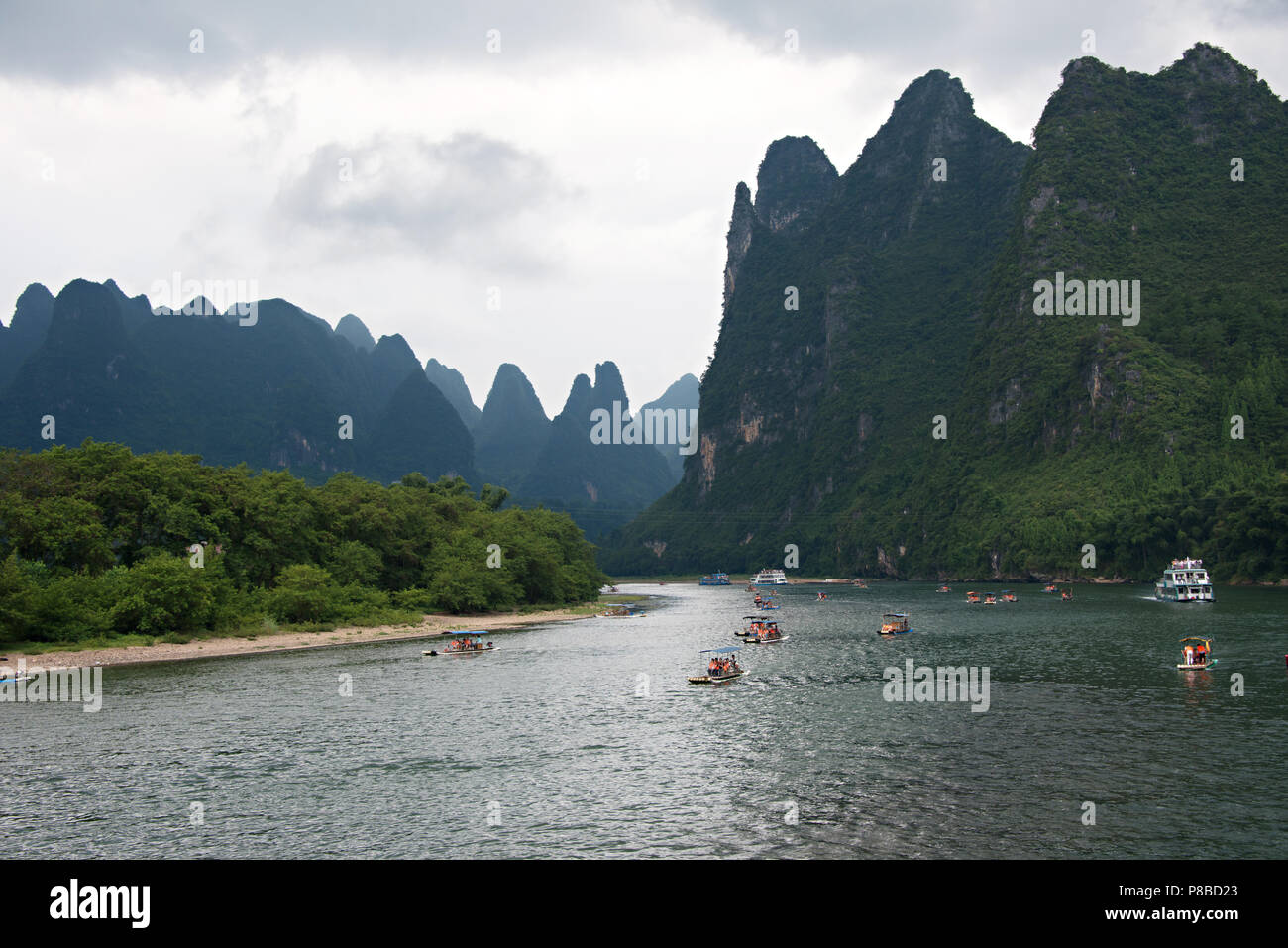 Croisière sur la rivière Li Zhuang du Guangxi en Chine, sur la route de Guilin à Yangshuo. Banque D'Images Croisière sur la rivière Li Zhuang du Guangxi en Chine, sur la route de Guilin à Yangshuo. Banque D'Images