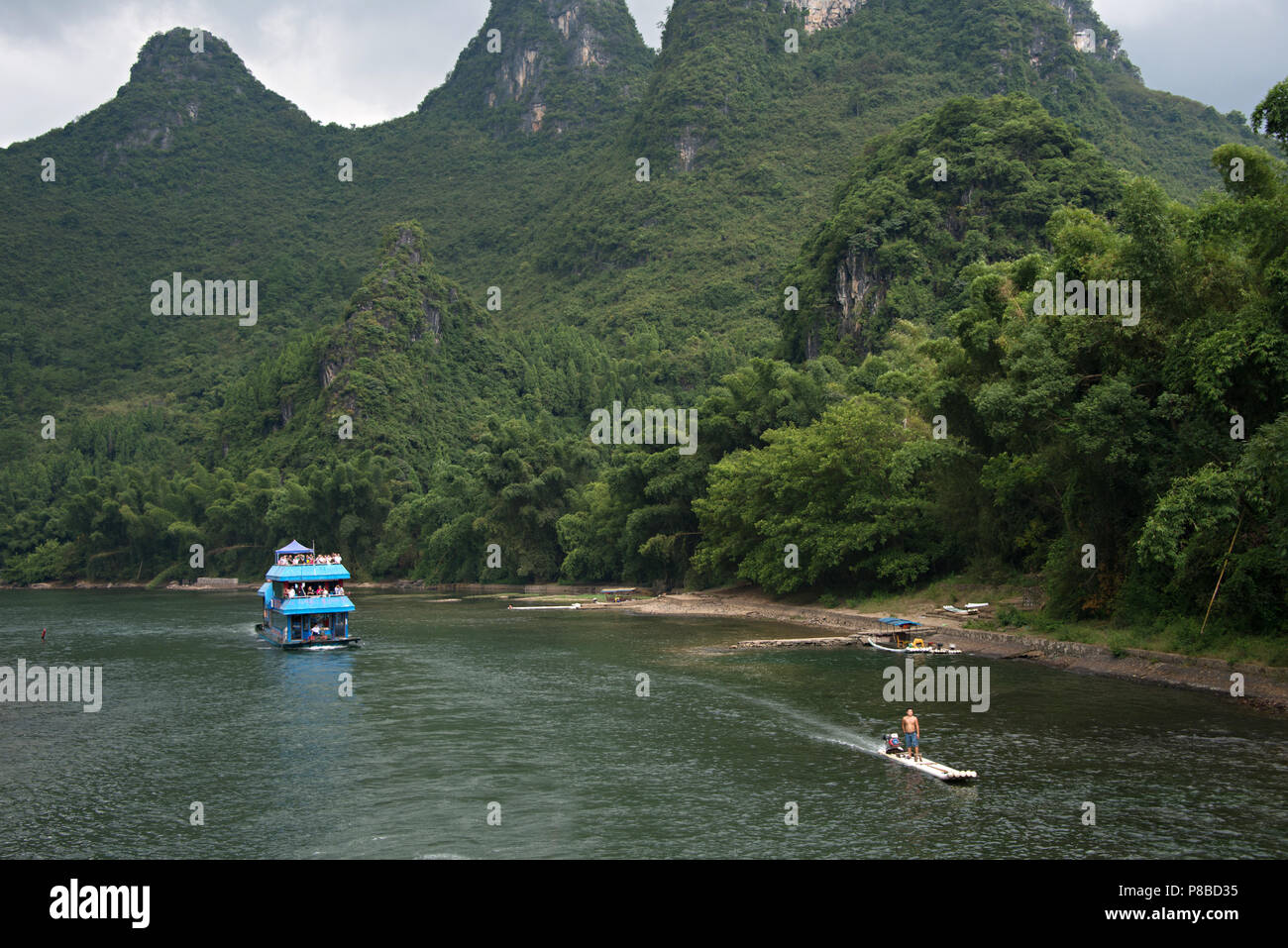 Croisière sur la rivière Li Zhuang du Guangxi en Chine, sur la route de Guilin à Yangshuo. Banque D'Images Croisière sur la rivière Li Zhuang du Guangxi en Chine, sur la route de Guilin à Yangshuo. Banque D'Images