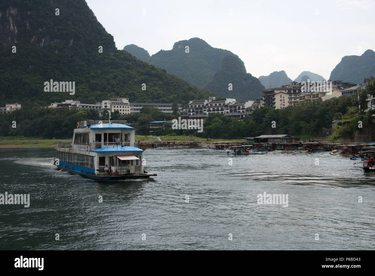 Bateaux de rivière sur la rivière Li Zhuang du Guangxi en Chine, sur la route de Guilin à Yangshuo. Banque D'Images Bateaux de rivière sur la rivière Li Zhuang du Guangxi en Chine, sur la route de Guilin à Yangshuo. Banque D'Images