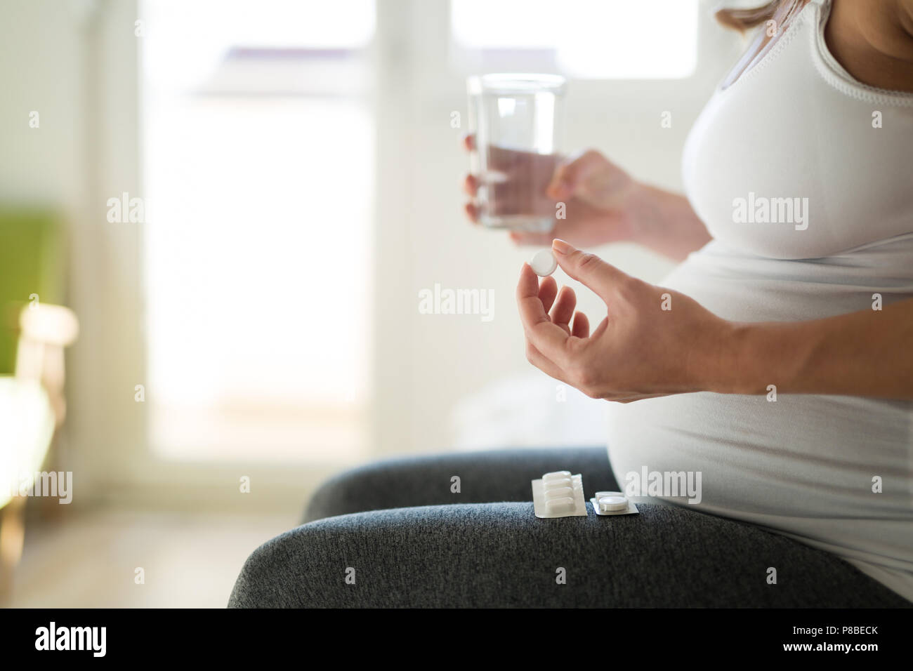 Photo de femme enceinte prise de médicaments comprimés Banque D'Images