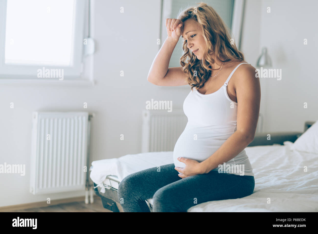 Portrait de femme enceinte souffrant de maux de tête Banque D'Images