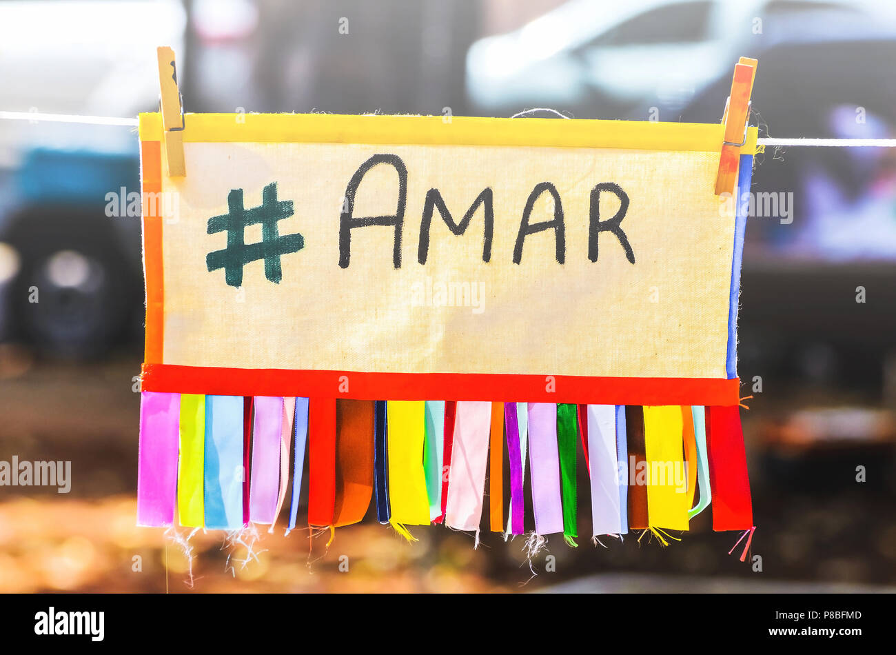Avec Le Conseil De Couleur Message Love Ecrit En Portugais Bresilien Suspendue Par Une Corde Fixee Par Des Clips Message Amar Hashtag Amar Amar Bref Photo Stock Alamy