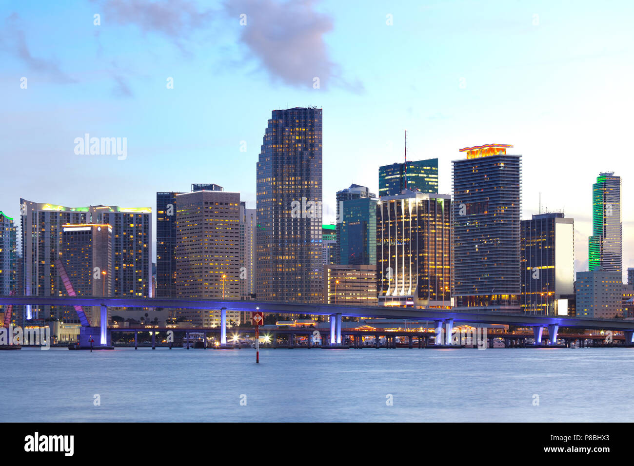 Le centre-ville de Miami, au crépuscule, en Floride, USA Banque D'Images