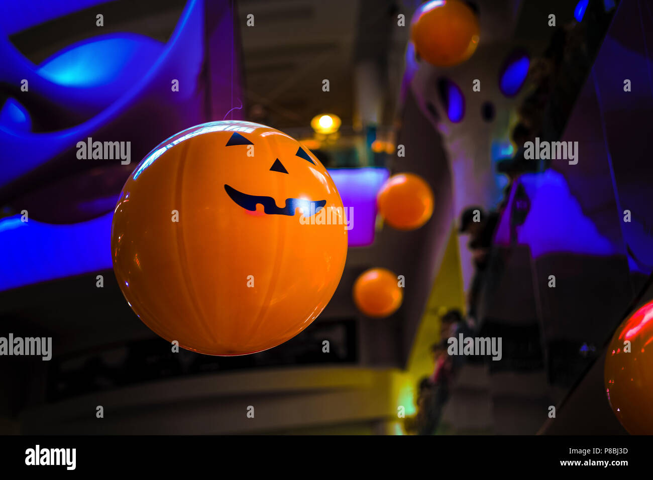 Improviser une balle orange pumpkin suspendu au plafond dans un centre commercial, image de fond Banque D'Images