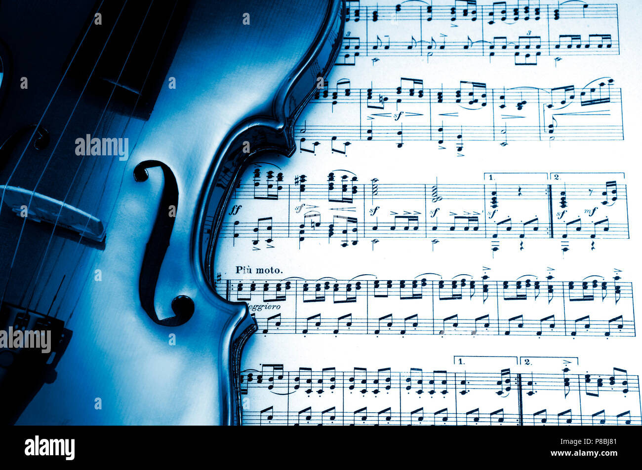 Violon classique bleu sur une feuille de musique Banque D'Images