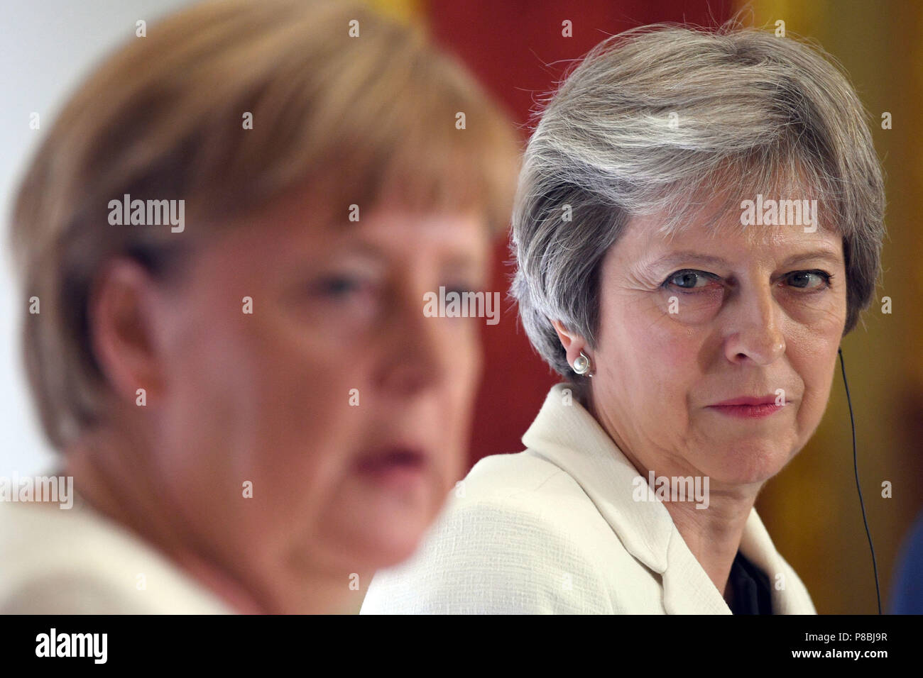 Premier ministre Theresa mai au cours d'une conférence de presse avec la chancelière allemande Angela Merkel et le Premier ministre polonais, Mateusz Morawiecki (invisible) au cours de la deuxième journée de sommet des Balkans occidentaux à Lancaster House, Londres. Banque D'Images