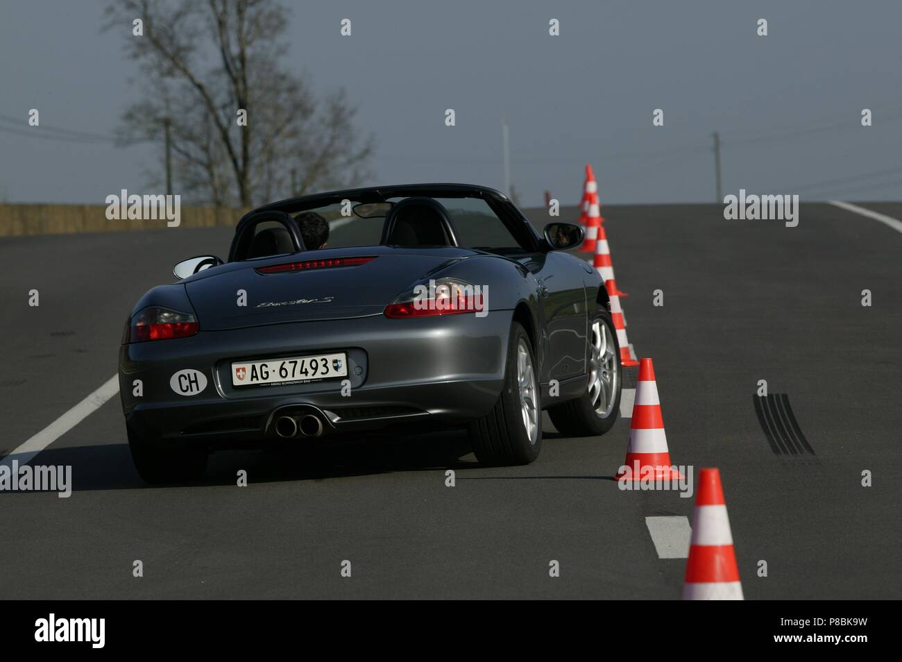 Porsche Boxster S 2003 année modèle - argent métallique en virage à grande vitesse arrière montrant Banque D'Images