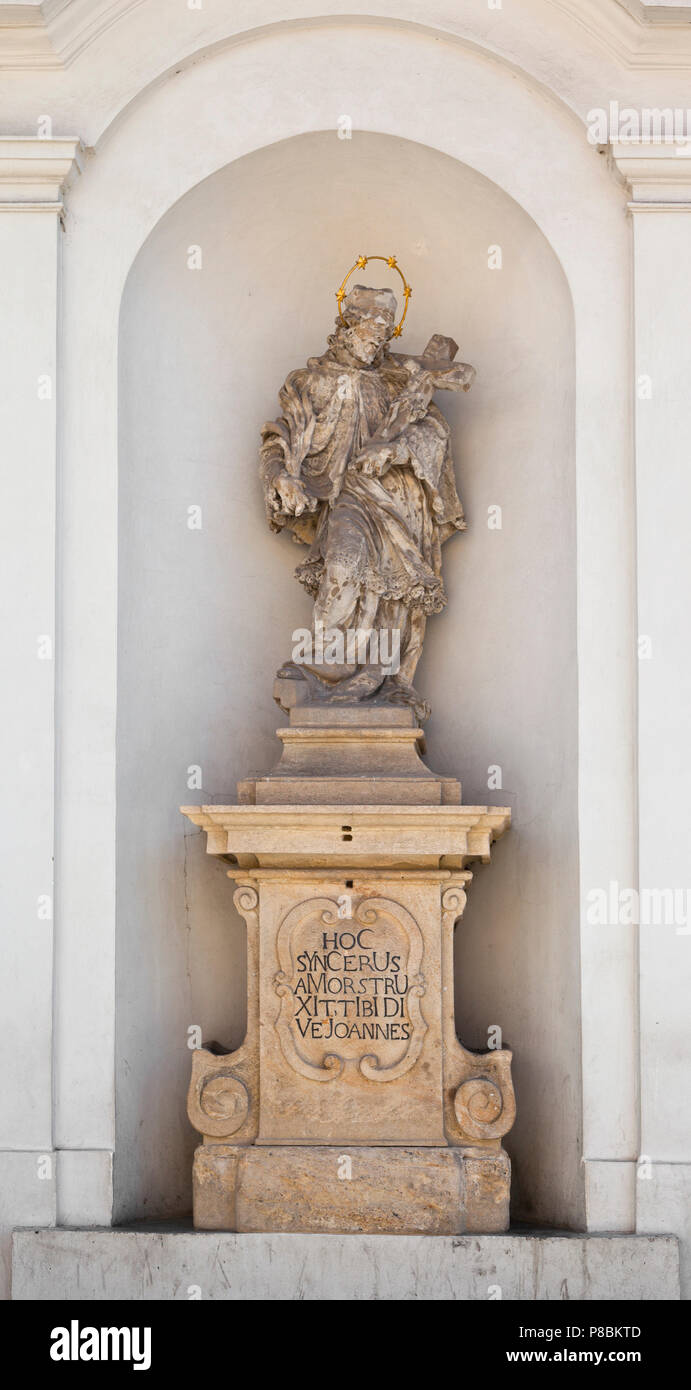 Statue religieuse dans une alcôve, Prague, République Tchèque Banque D'Images
