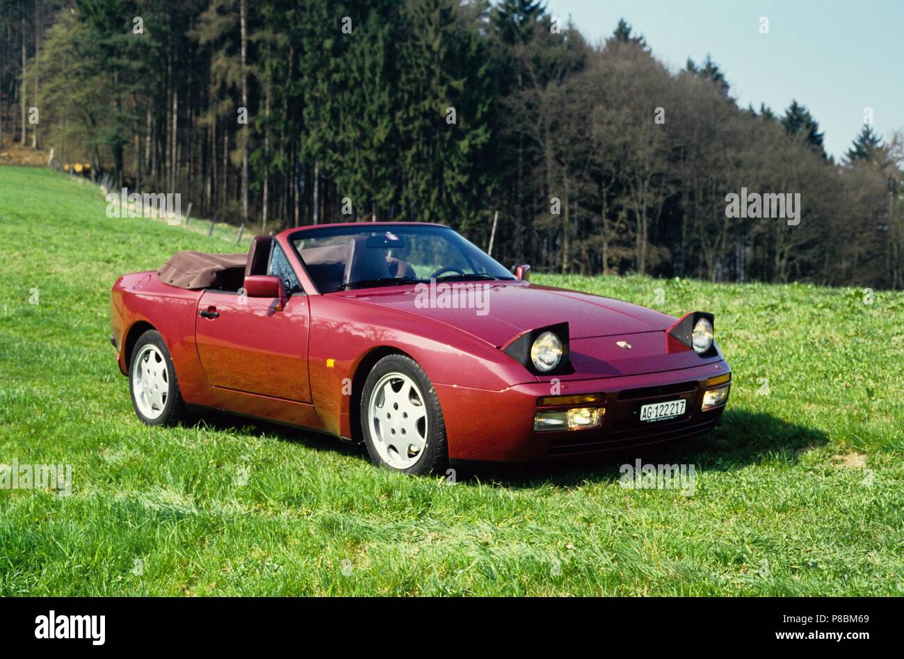 Porsche 944 Turbo Cabriolet - année modèle 1990 vues avant et latérale avec toit Banque D'Images