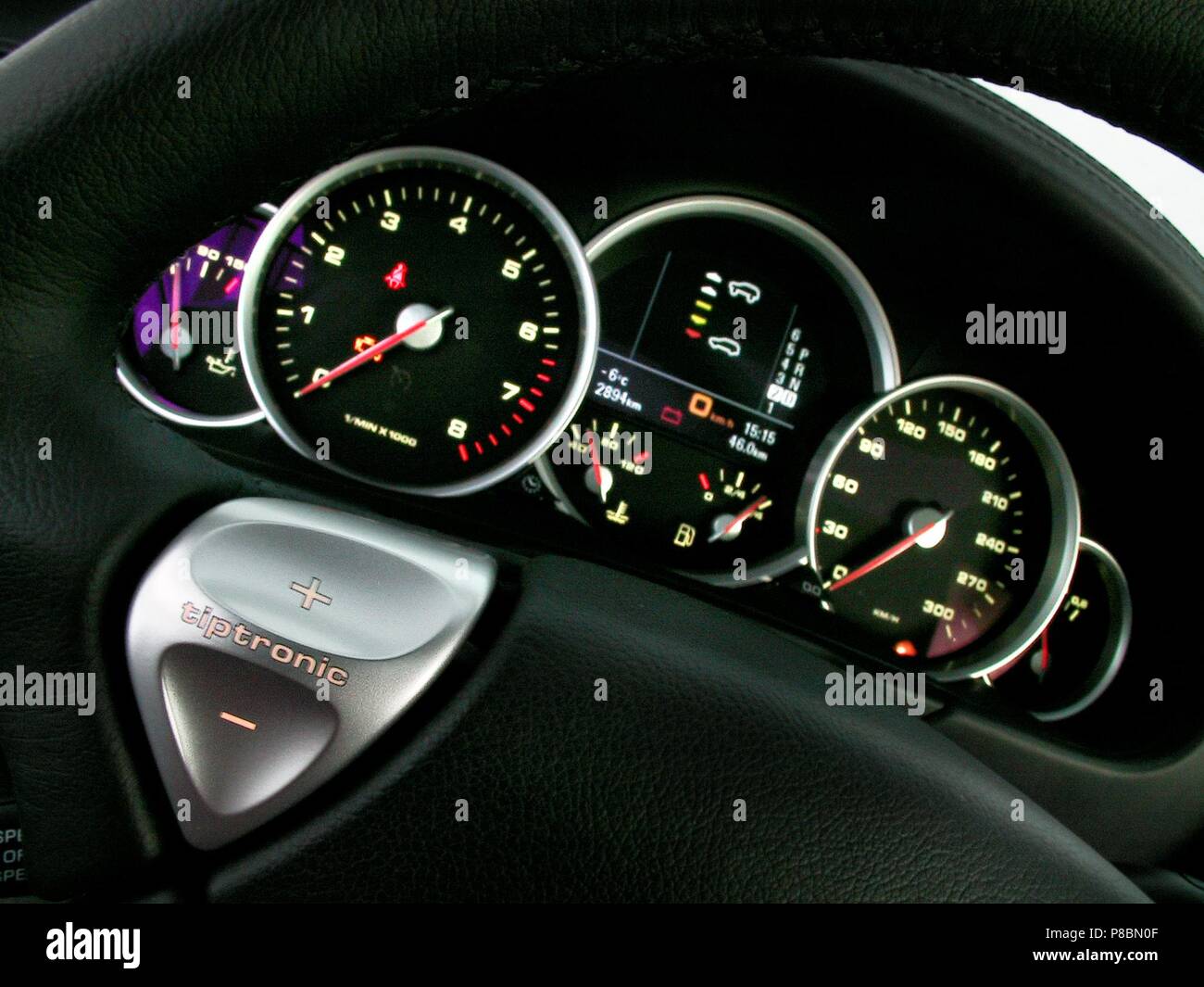 Porsche Cayenne Turbo 2003 rapide modèle SUV - montrant close up de cadrans de tableau de bord incluant tachymètre et le compte-tours Banque D'Images