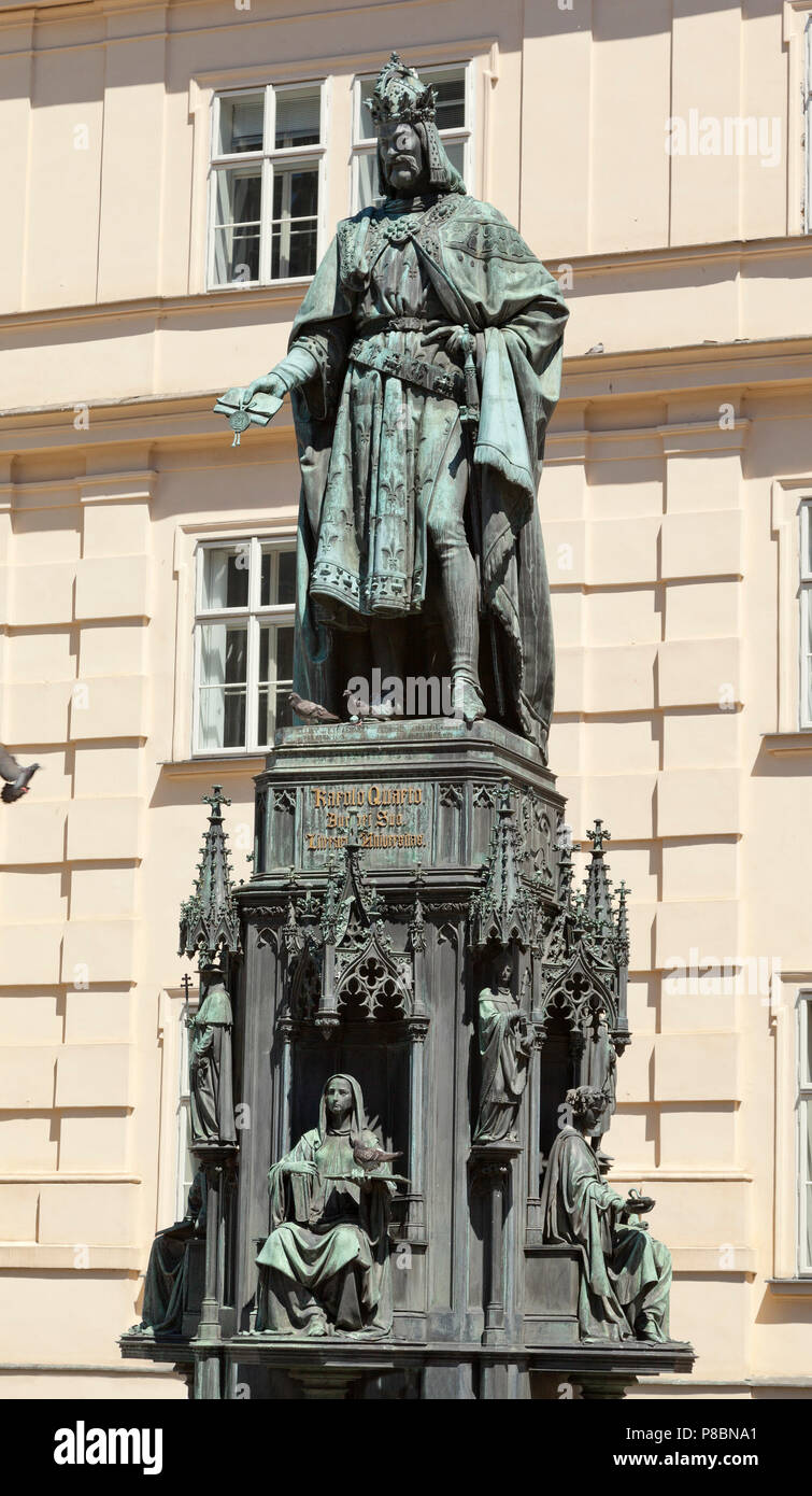 Statue de Charles IV (Karolo Quarto) au Pont Charles, la vieille ville de Prague en République tchèque, en plein soleil Banque D'Images