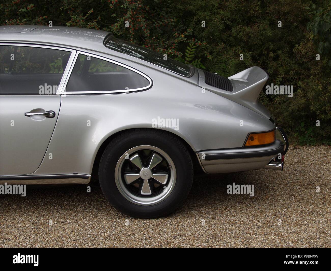 Porsche 911 2.7 RS - année modèle 1973 en argent métallisé - montrant profil latéral arrière Banque D'Images