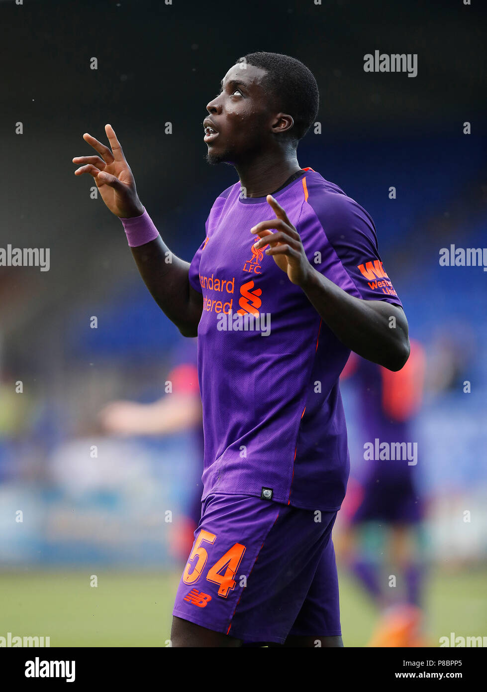 Le centre de Liverpool, Sheyi Ojo célèbre son but contre Tranmere Rovers, lors de la pré-saison match amical à Prenton Park, Birkenhead. Banque D'Images