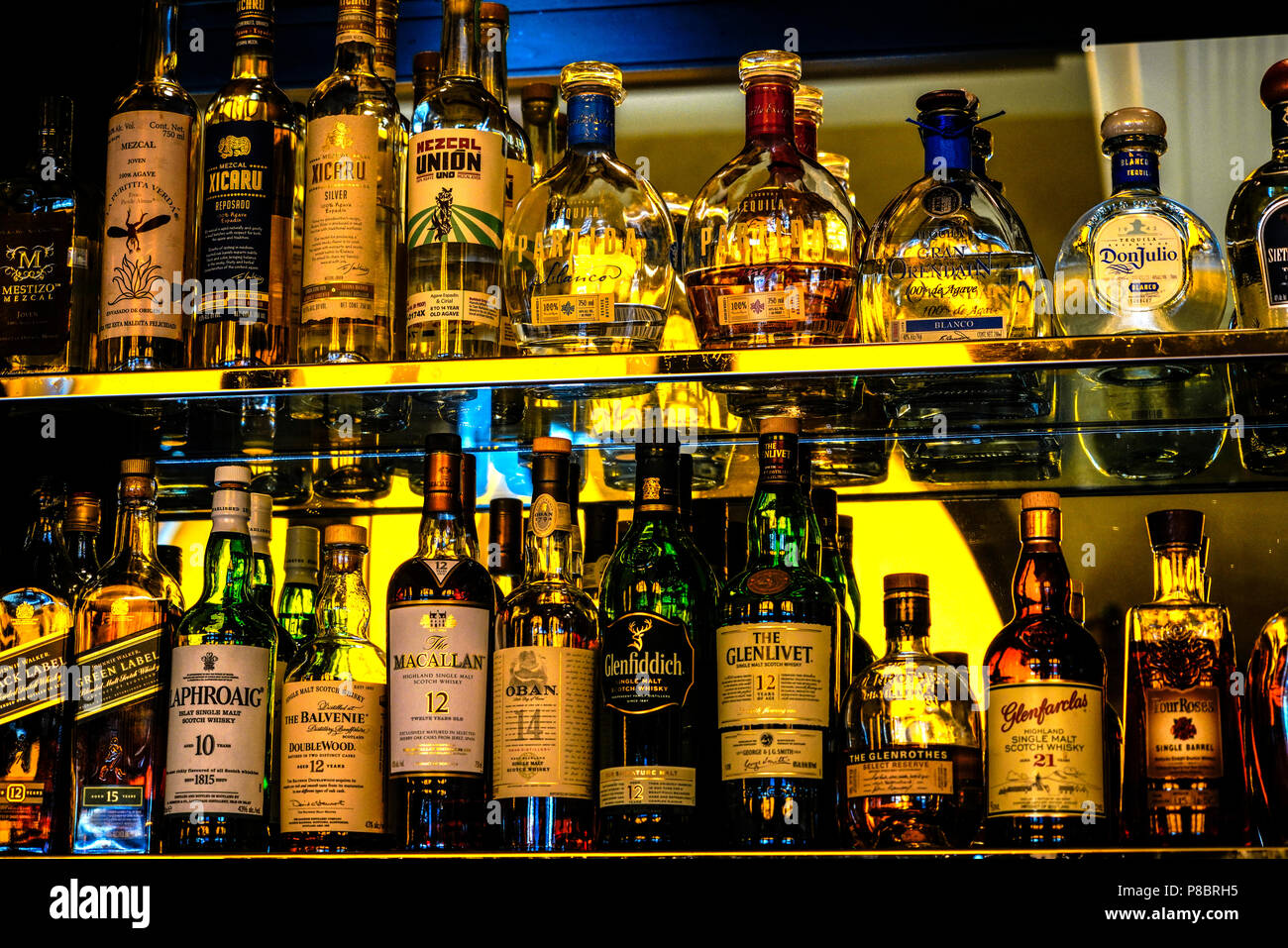 Bouteilles de whisky sur étagères bar Banque D'Images