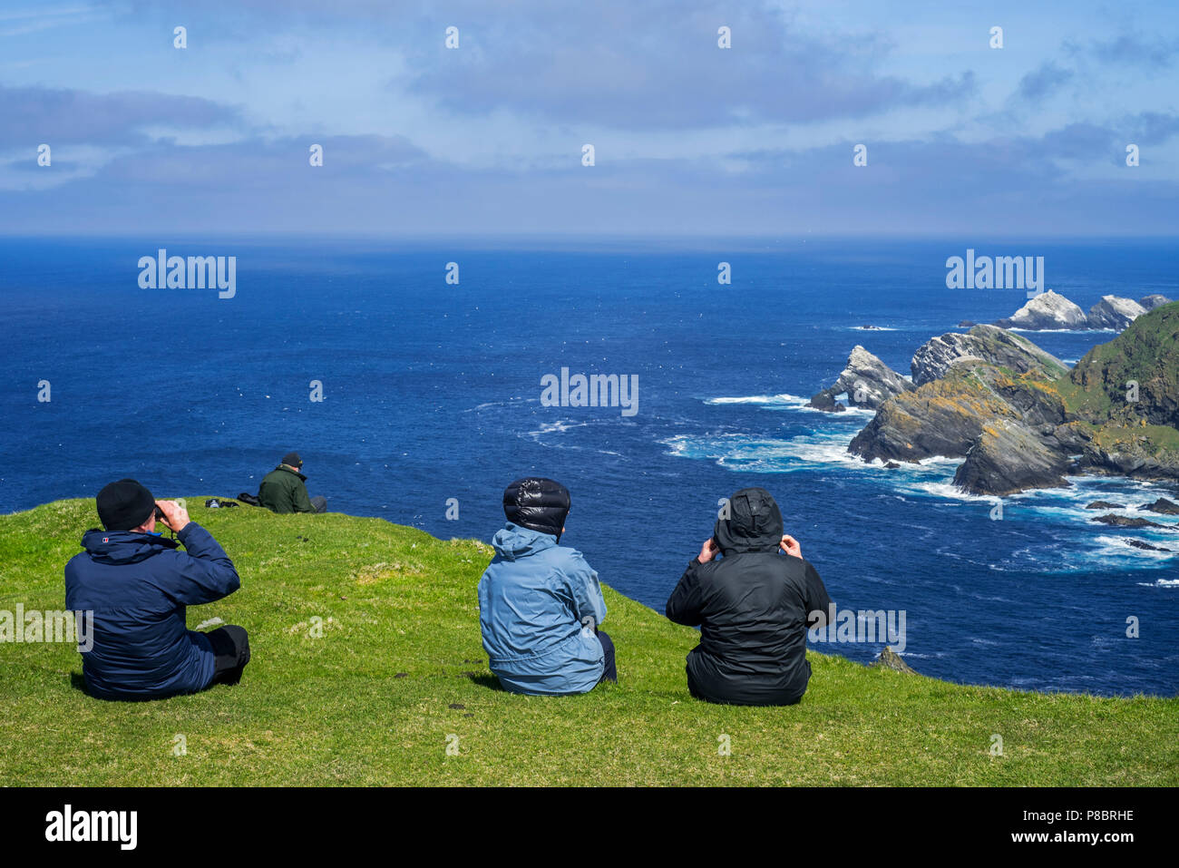 Les ornithologues amateurs regarder littoral avec des falaises et des piles, accueil à l'élevage des oiseaux de mer à Hermaness, Unst, Shetland, Scotland, UK Banque D'Images