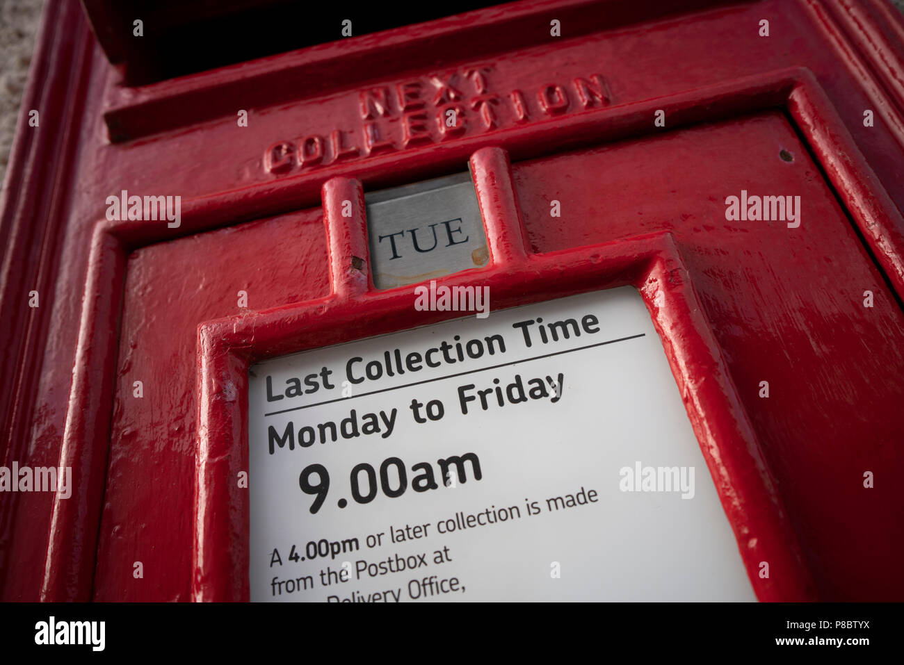 Première et dernière - la collecte de temps pour un petit post box en Grande-Bretagne peut être le matin au plus tard à la collection. Banque D'Images