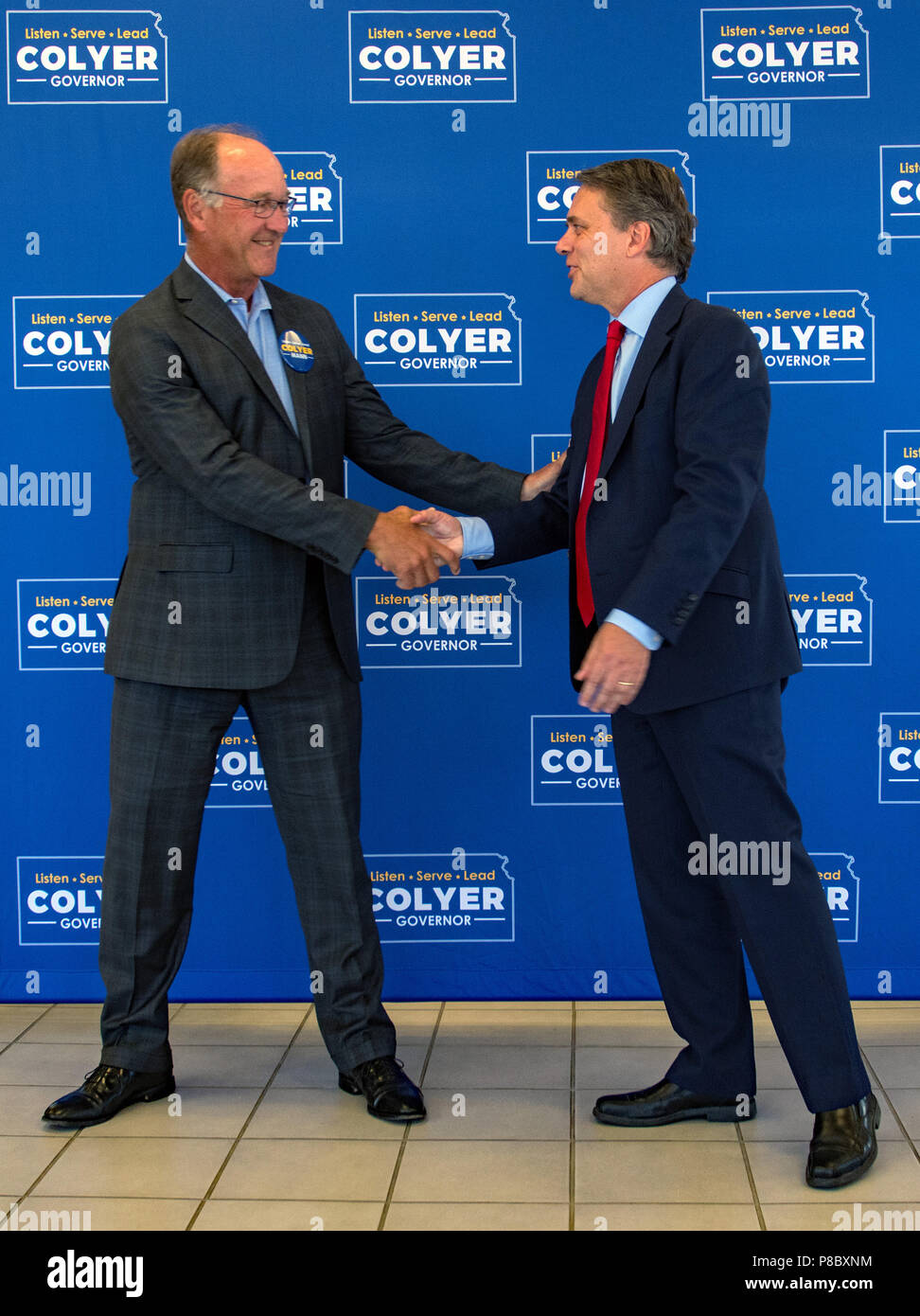 Emporia Kansas, USA, 9 juillet 2018 Le gouverneur du Kansas Jeff Colyer (R), serre la main Longbine État le sénateur Jeff pendant l'événement où il décroche son endoresment dans la prochaine élection primaire Banque D'Images