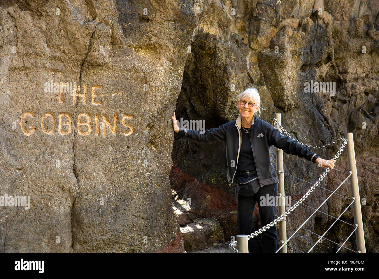 Royaume-uni, Irlande du Nord, Co Antrim, Islandmagee, senior femme visiteur au début de la promenade Gobbins chemin falaise Banque D'Images