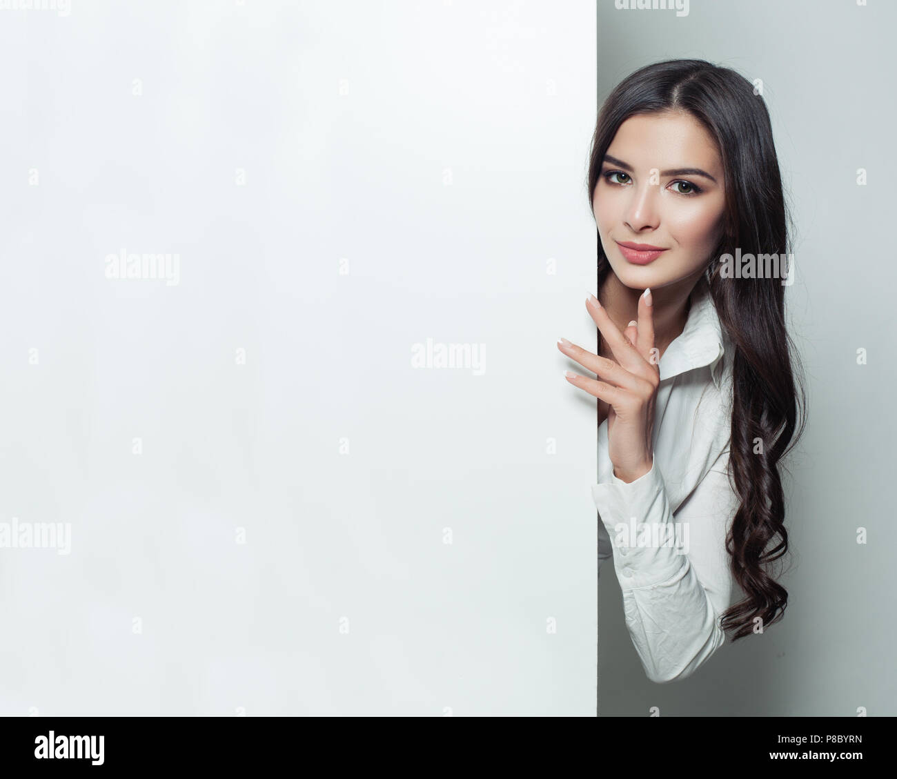 Femme étudiant blanc montrant le papier vierge bannière avec copie espace, concept d'affaires et d'éducation. Banque D'Images