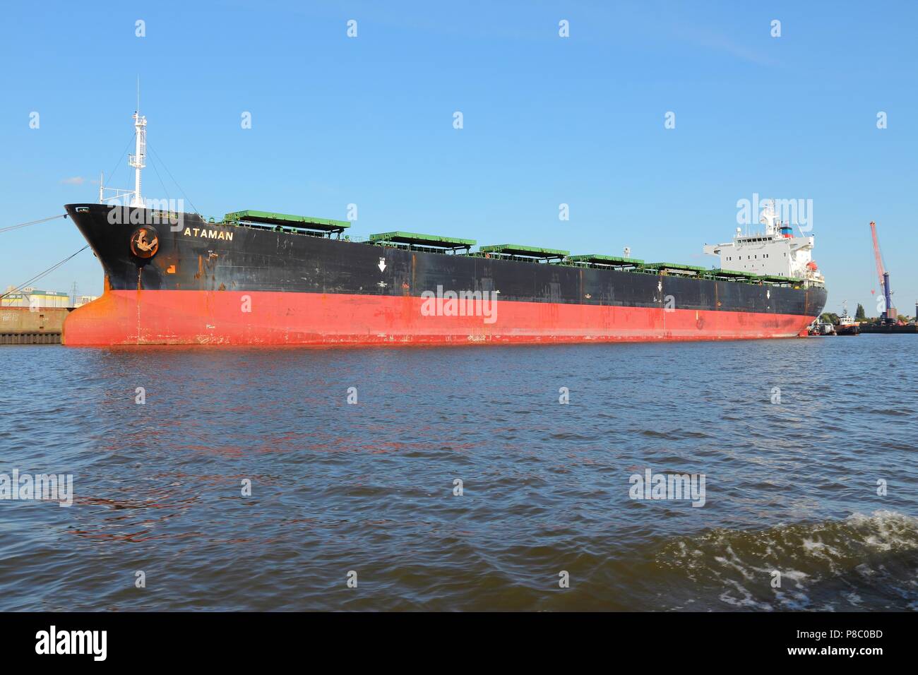 Hambourg, Allemagne - le 28 août 2014 : Ataman vraquier est chargé dans le port de Hambourg. Ataman a été construit par Samsung Heavy Industries en 2001. Banque D'Images