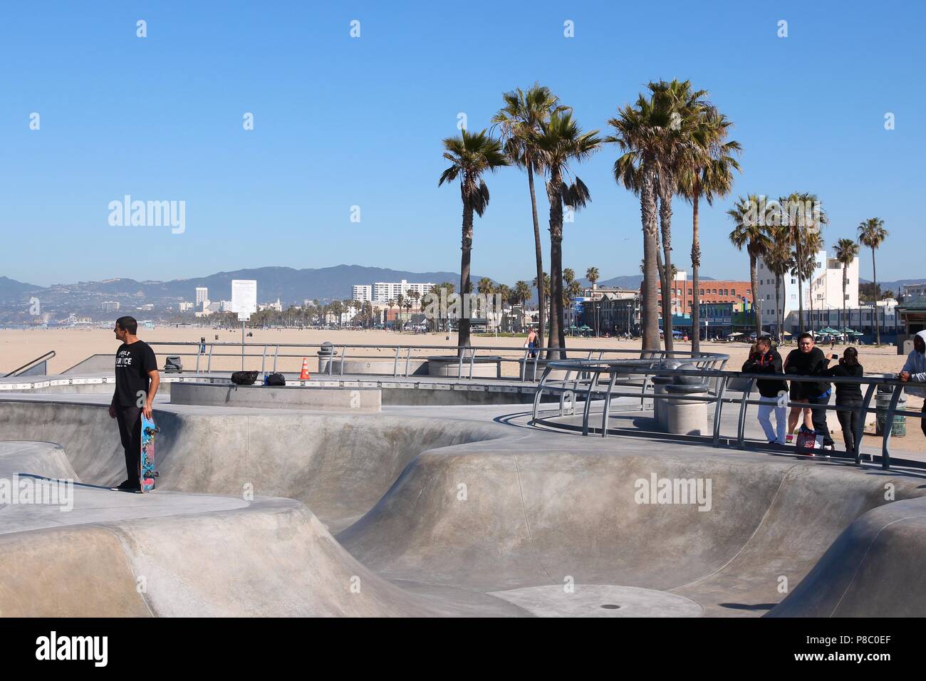 VENICE, États-unis - 6 avril 2014 : personnes visitent skate park à Venice Beach, en Californie. Venice Beach est l'un des plus populaires plages de la Comté. Banque D'Images