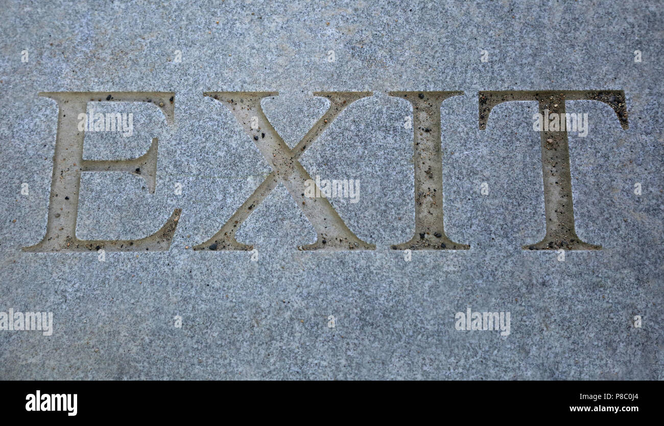 Berlin, Allemagne, le mot Quitter gravés sur un sol en granit Banque D'Images