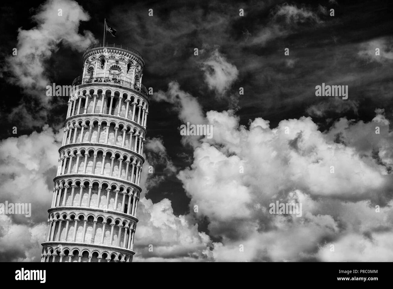 La célèbre Tour Penchée de Pise parmi de beaux nuages (noir et blanc) Banque D'Images