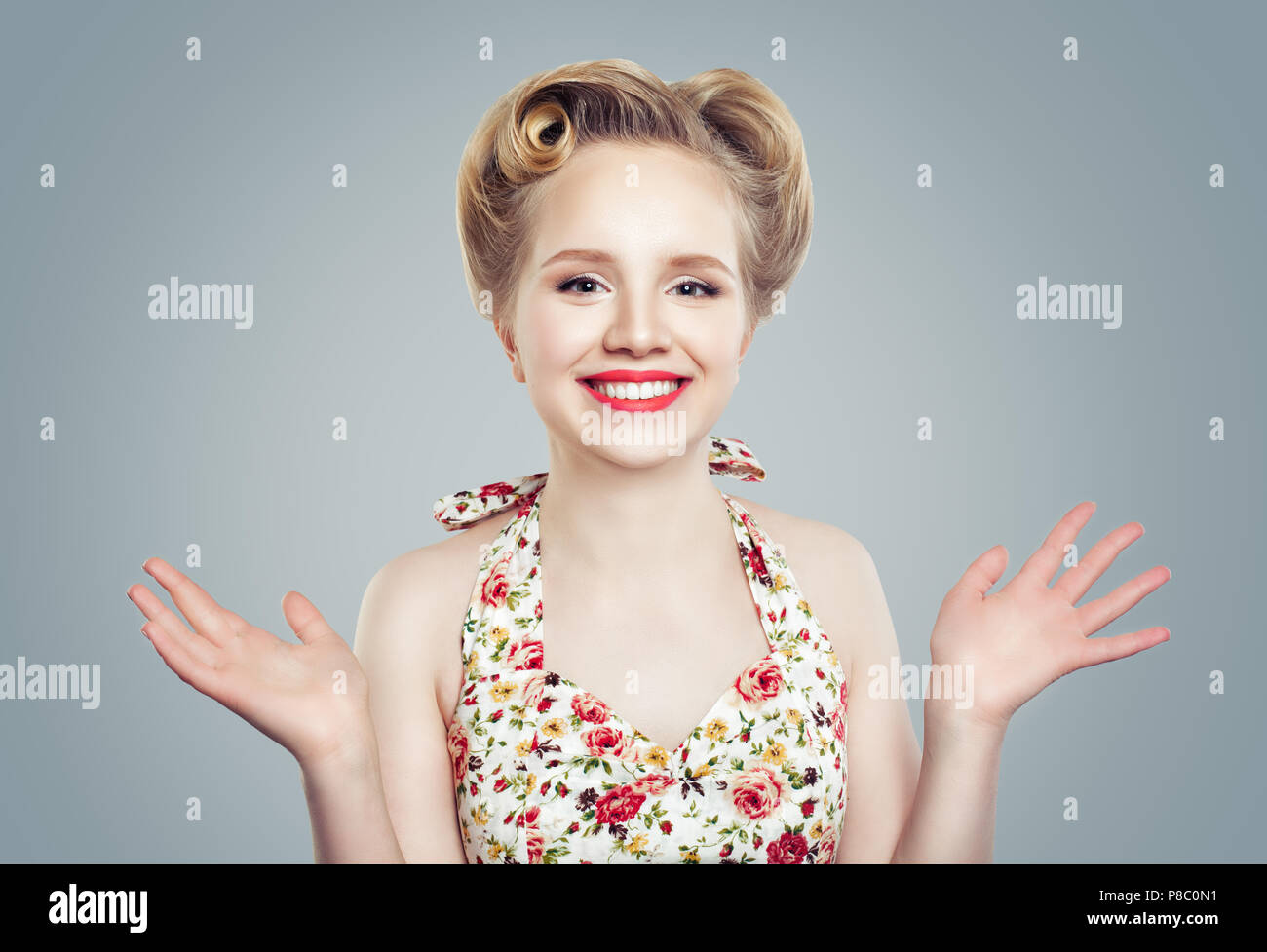 Femme surpris avec le maquillage et la coiffure parfaite. Smiling pin-up. Les expressions du visage expressif Banque D'Images