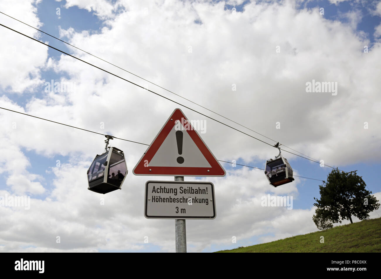 Berlin, Allemagne, sign - Attention - en face de deux télécabines téléphérique Banque D'Images